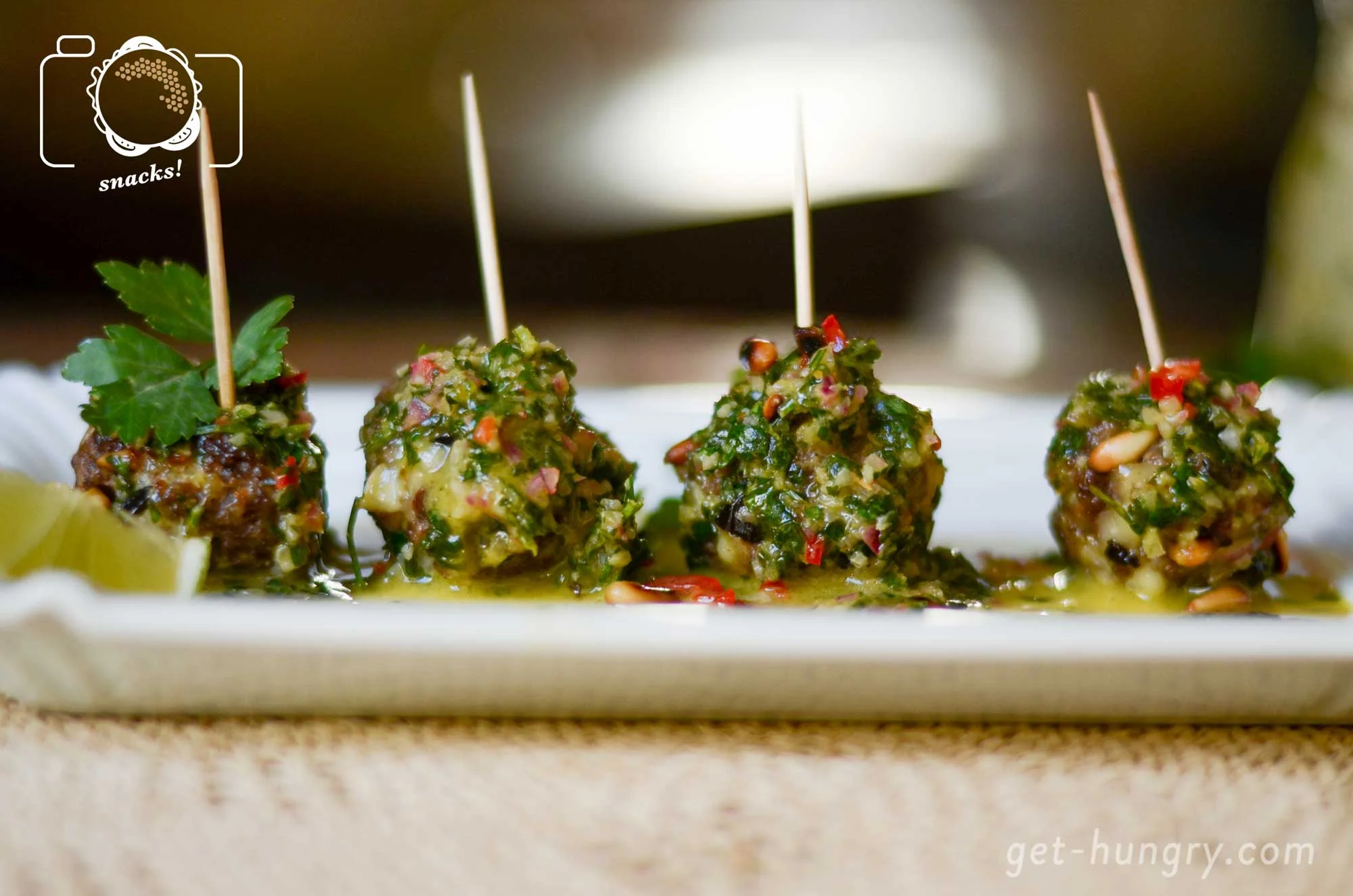 Werden die Gäste lieben: Cheesy Meatballs mit scharfer Salsa.