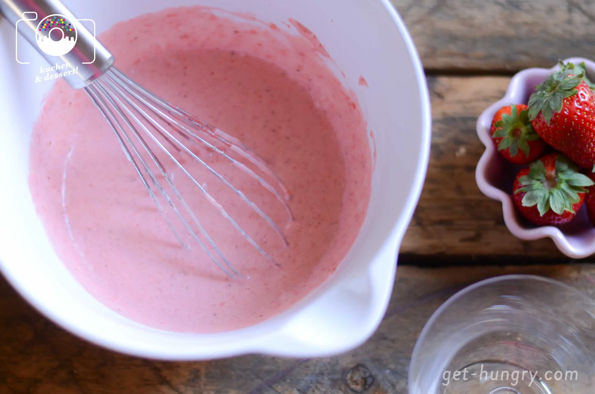 Erdbeercreme mit Tonkabohnen-Sahne und Kokos