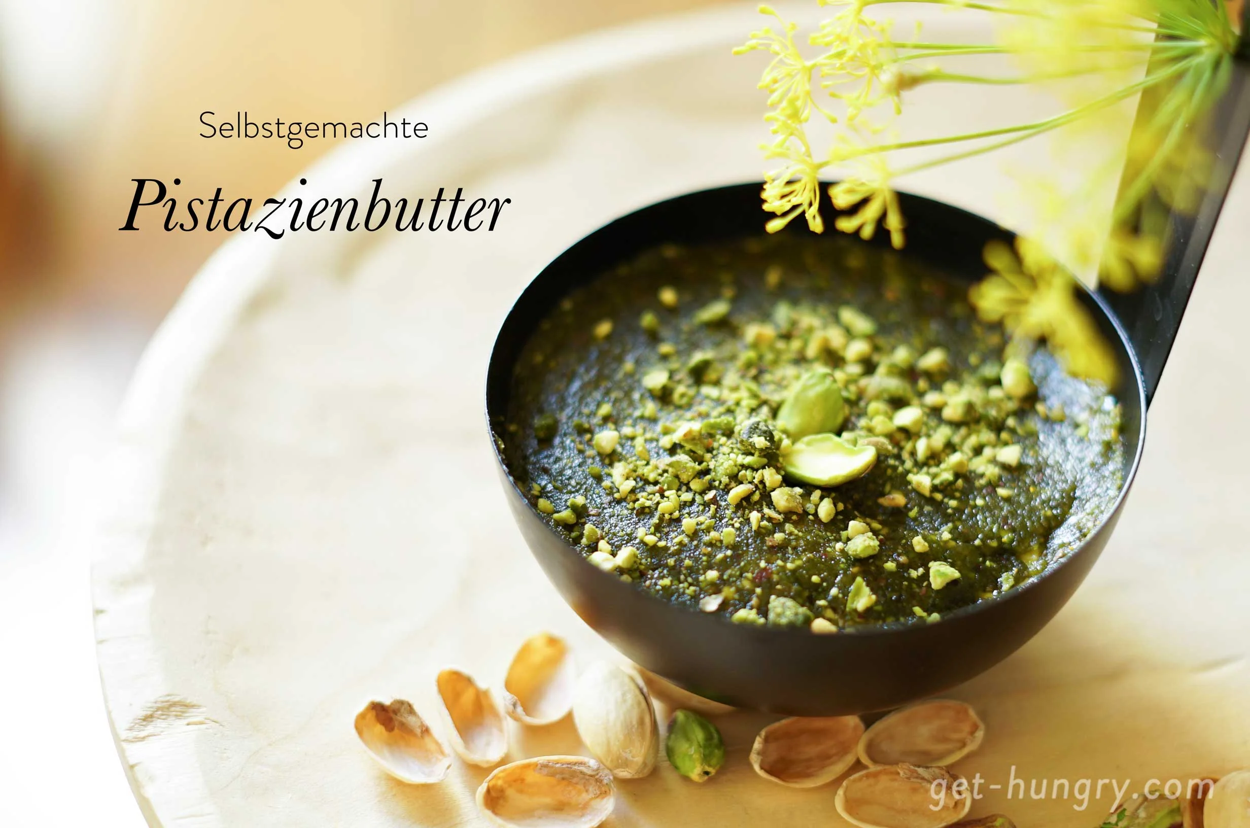 Erneut inspiriert vom Kochbuch - "6 Seasons: A new way with vegetables" von Joshua McFadden - wurde als zweites Rezept die Pistazienbutter nachgemacht. Sie steht bei den Grundlagen, ohne Bild und viel Beschreibung. Ob das Ergebnis optisch also stimm…