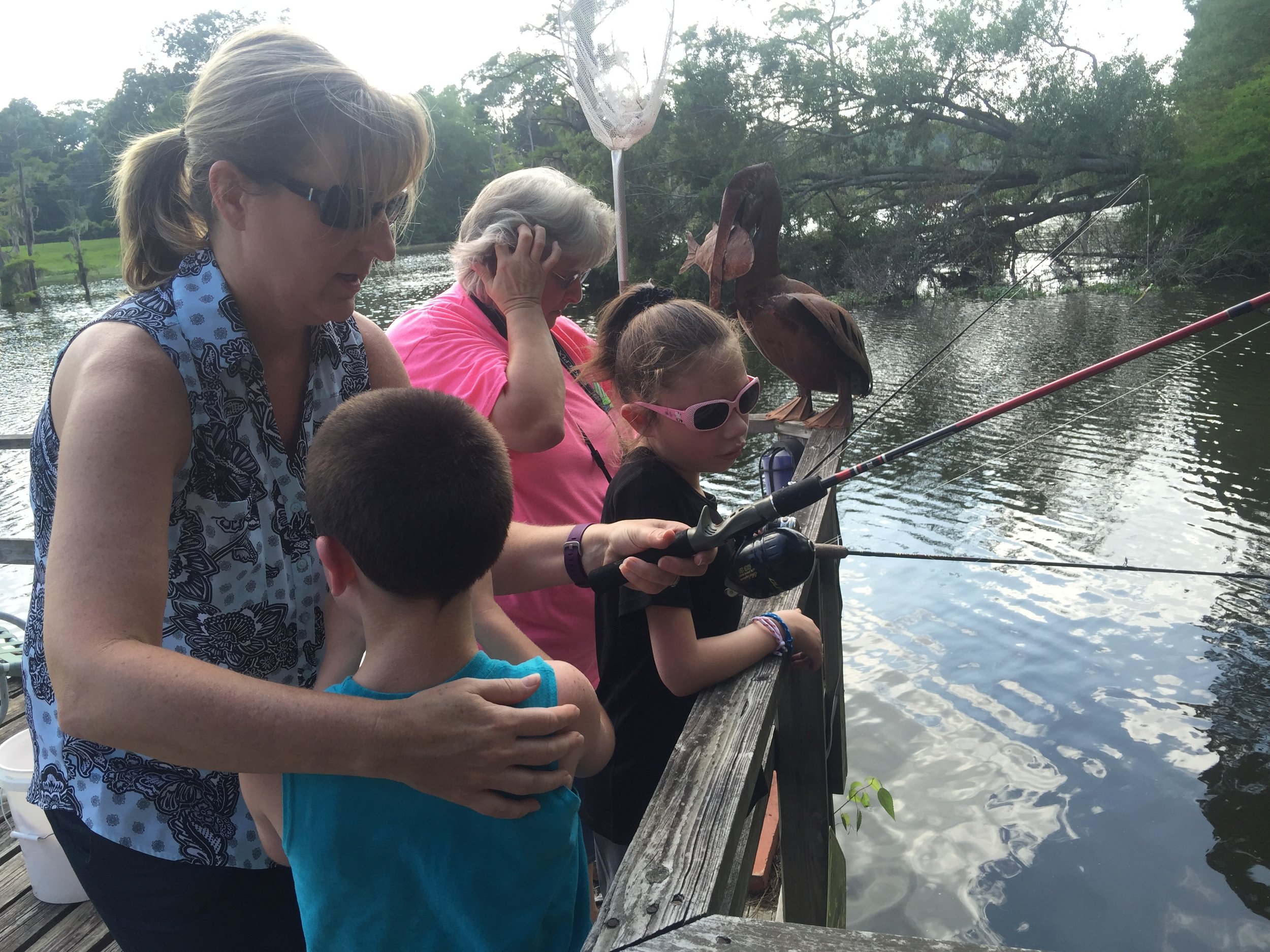 stuentsfishonthedockwiththehelpofvolunteers.JPG