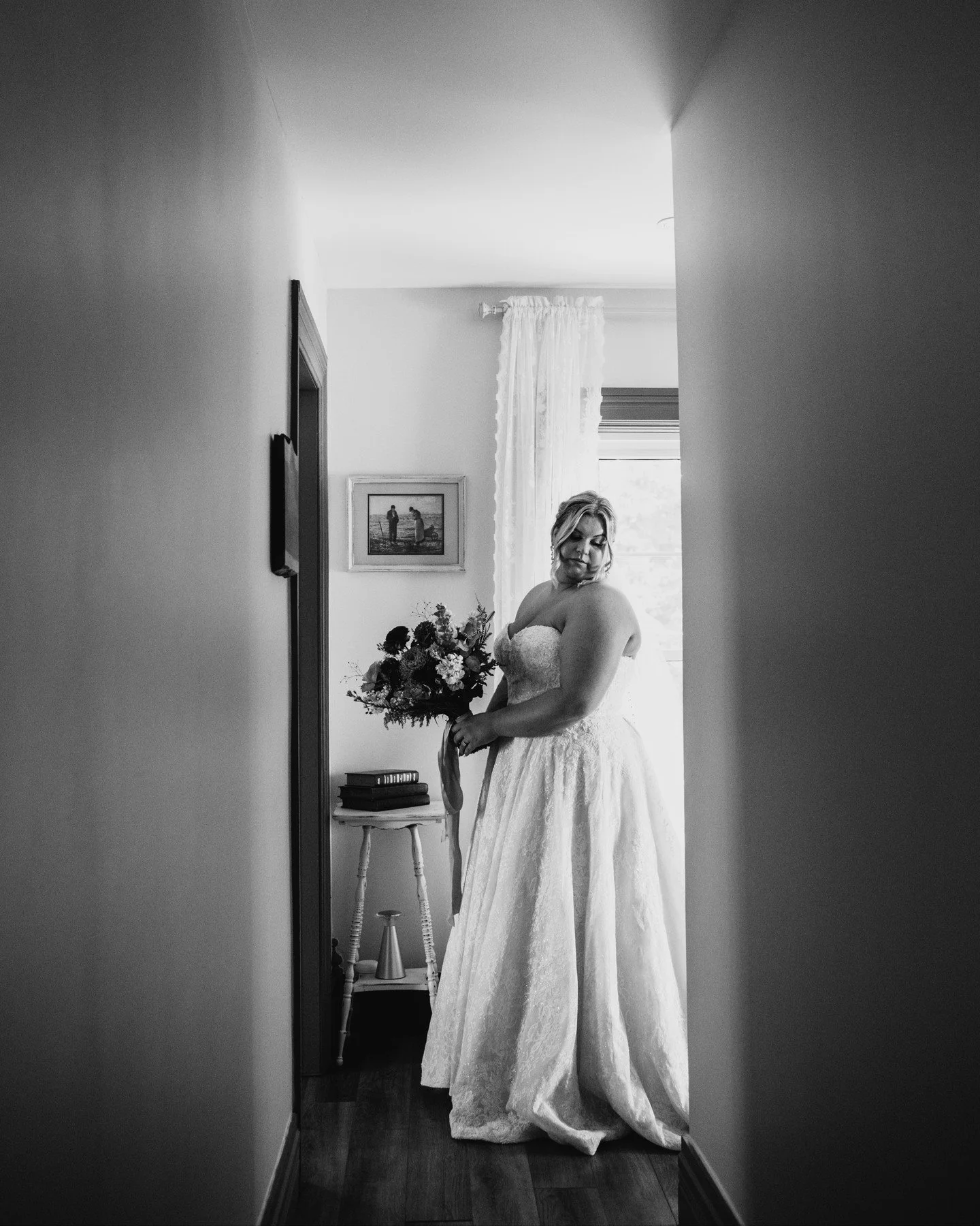 Morning at the Burning Kiln farmhouse. I had her stand in the hallway and the light just fell in perfectly. One of those moments that already feels like black no and white before you even edit it.
Content Creator: @archivesbyaidia
Venue: @burningkil