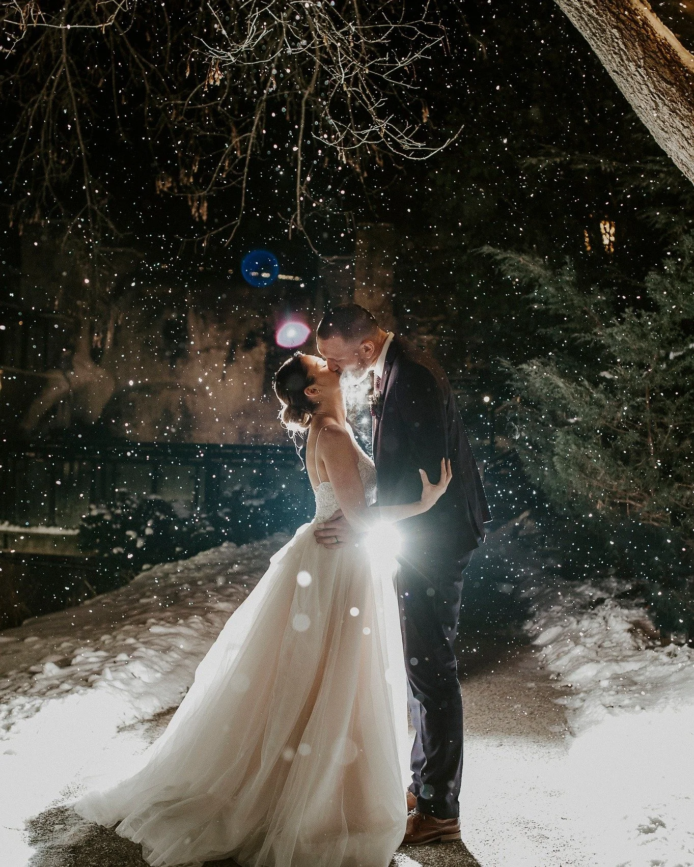 Rain on your wedding day forecast ?Night photos are always a great way to end the day, but if it&rsquo;s raining and we do a backlit rain photo, that&rsquo;s a whole different level. The raindrops light up and it looks dramatic and cinematic - and th
