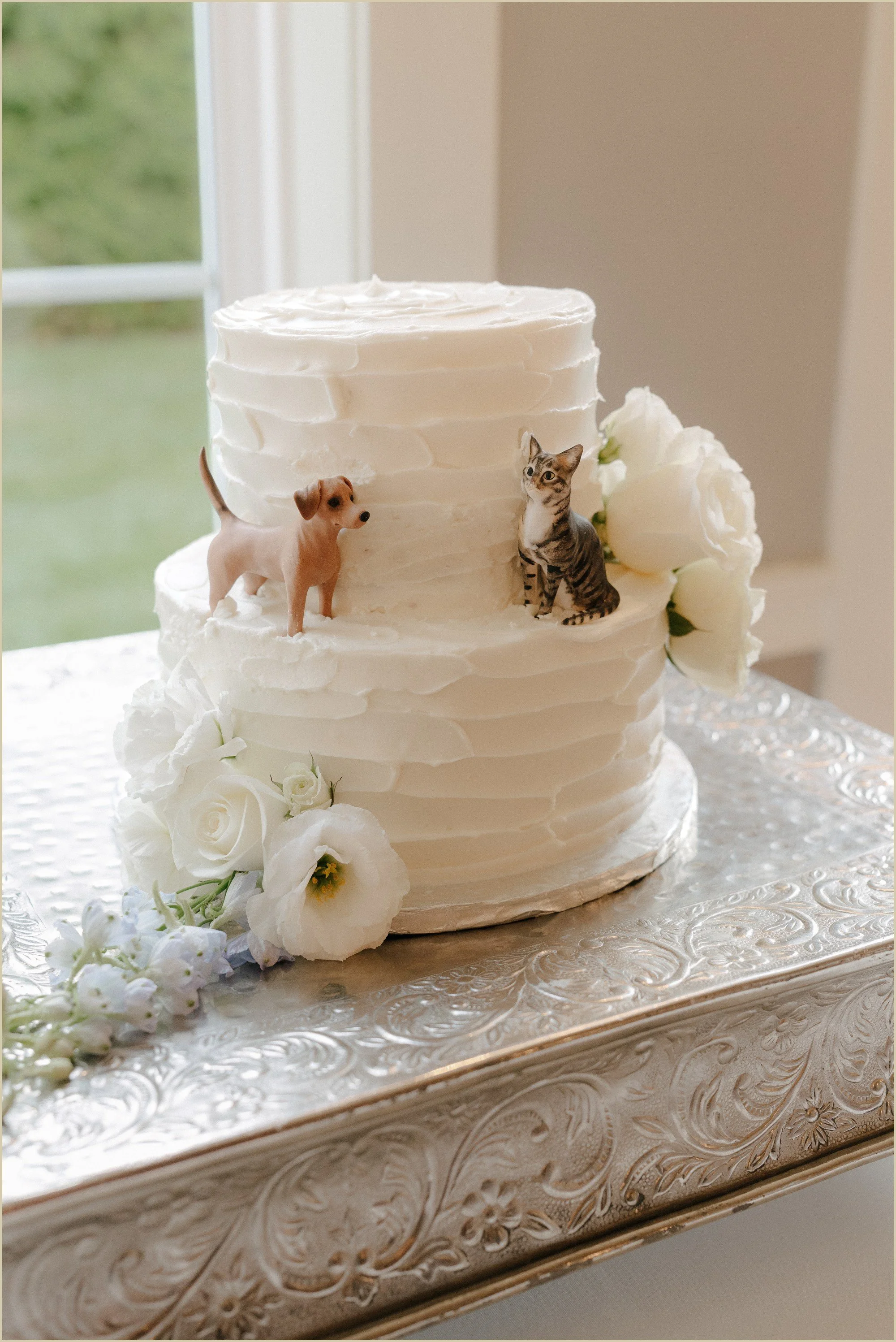 wedding cake with cat and dog figures