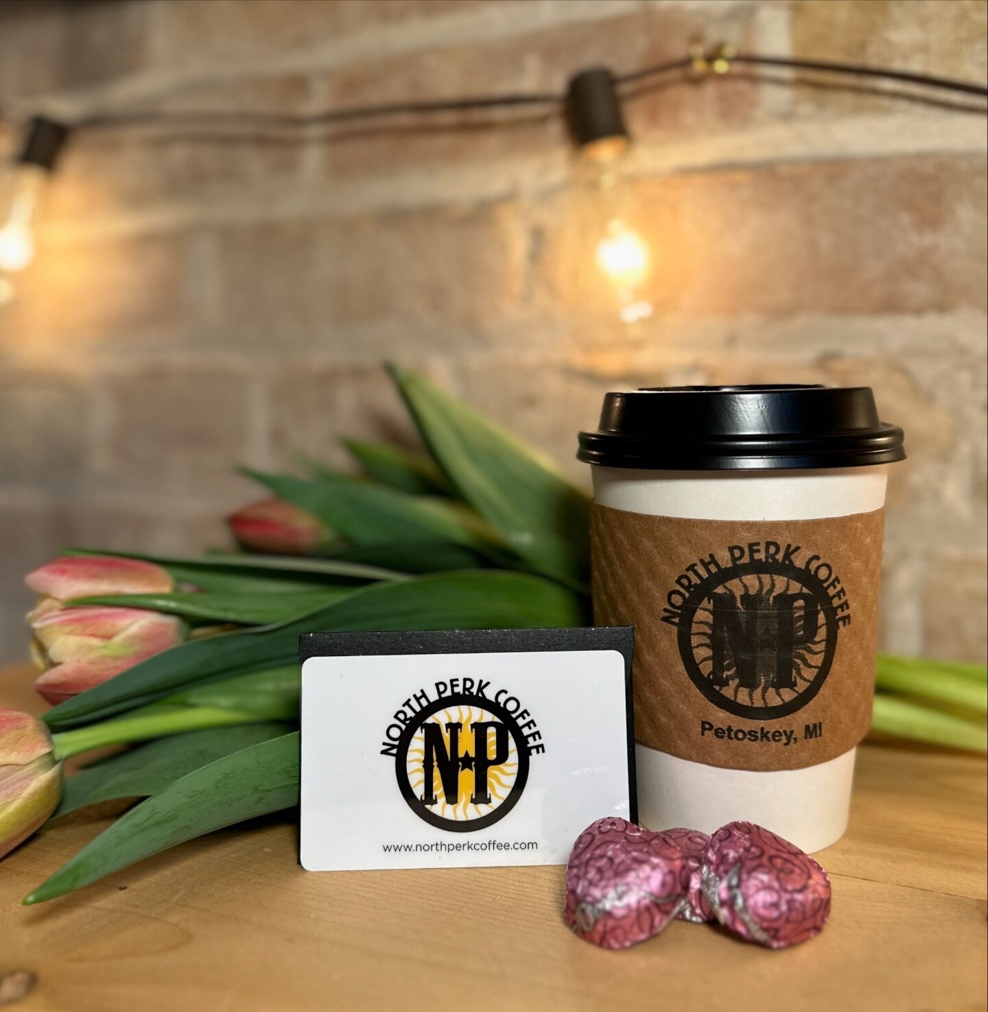 Great Valentine&rsquo;s Gift Combo! 💐☕️🍫 
The gift of coffee goes with anything and never disappoints &hellip; we have gift certificates in any amount for that special someone ❤️

@downtownpetoskey @petoskeyarea @northperkcoffee #northperkcoffee #s