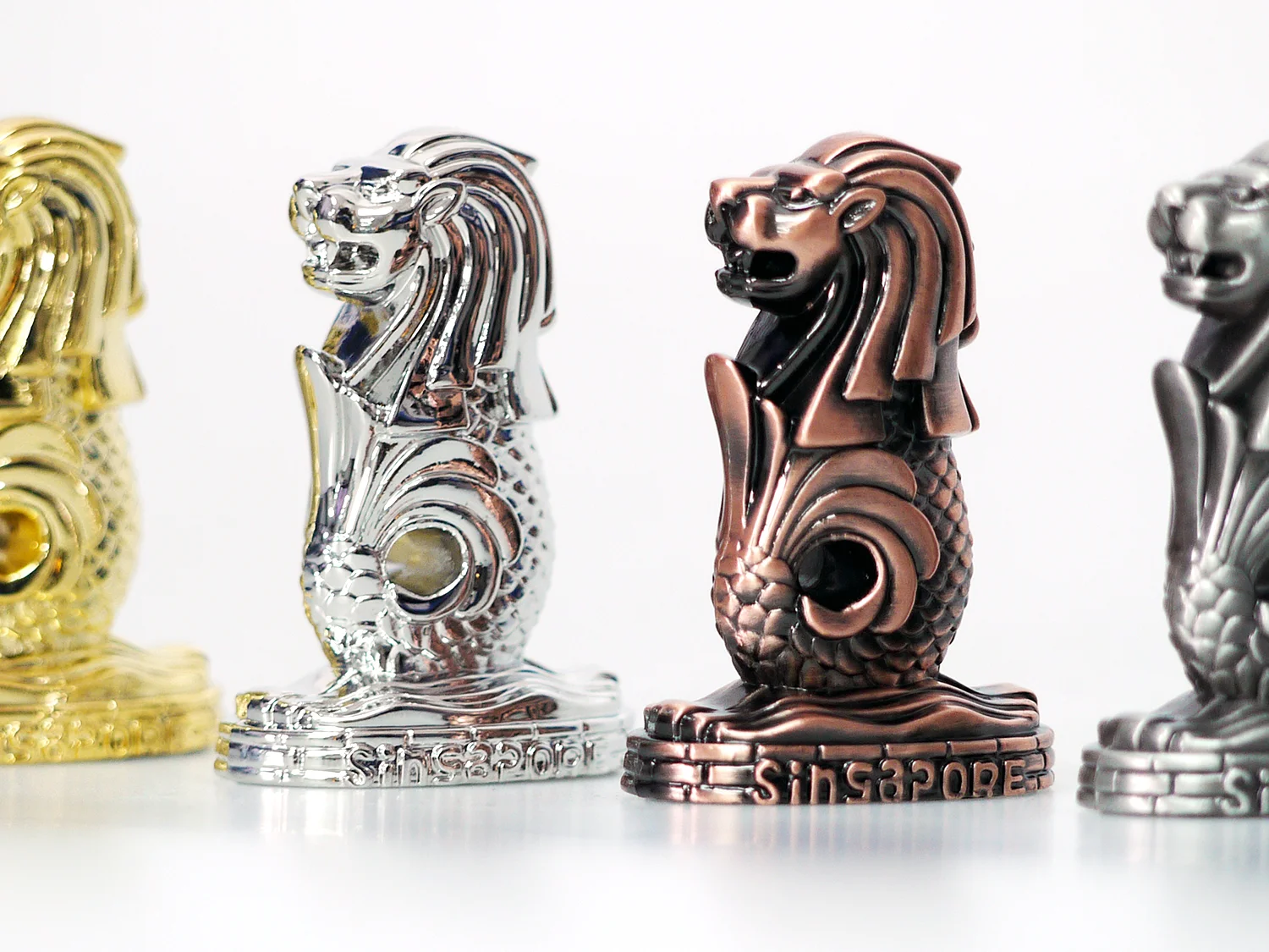 MERLION PAPERWEIGHT SMALL ZOOM.jpg