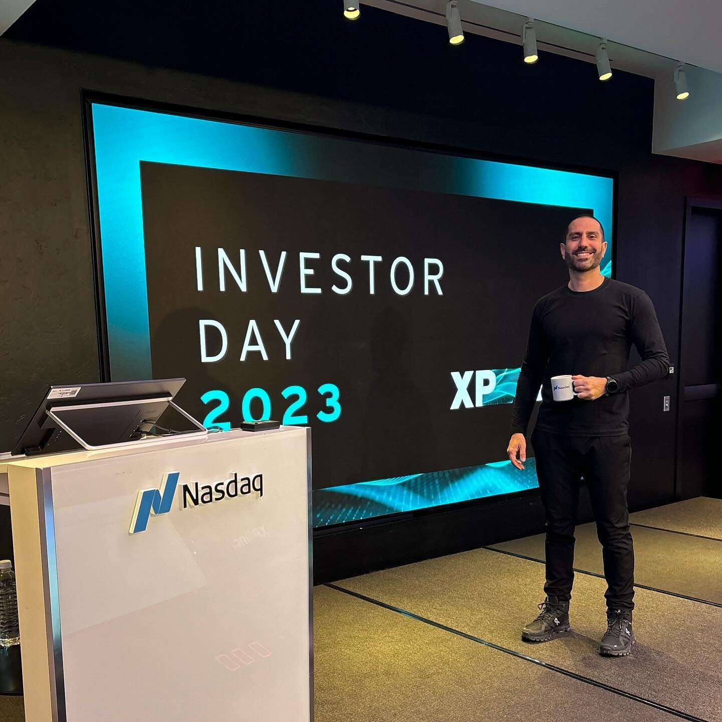 Na semana passada tive a chance de treinar a lideran&ccedil;a da XP em Nova York para o Investor Day. &Eacute; curioso como a vida realmente vai aos poucos conectando os pontos (como sabiamente disse Steve Jobs). Quando me formei em Economia, meu son