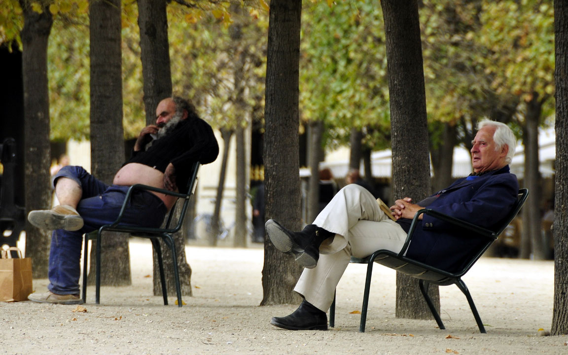 hommes men homeless wealth poor palais royal paris france chair chaise tree arbre parc park.jpg