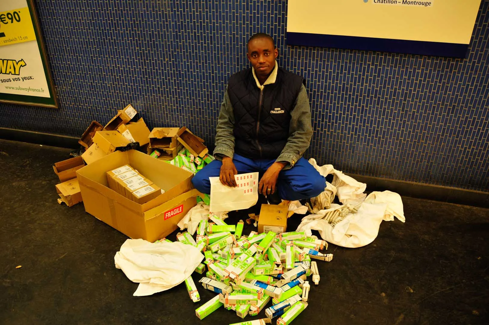 metro subway paris france sadness black homme man groud sol ampoule lamp work working alone seul loneliness.jpg