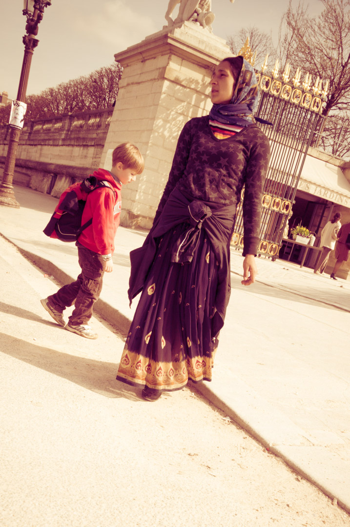 paris france gypsy kid child woman mother street park concord tuilerie day light sunny school black dress.jpg