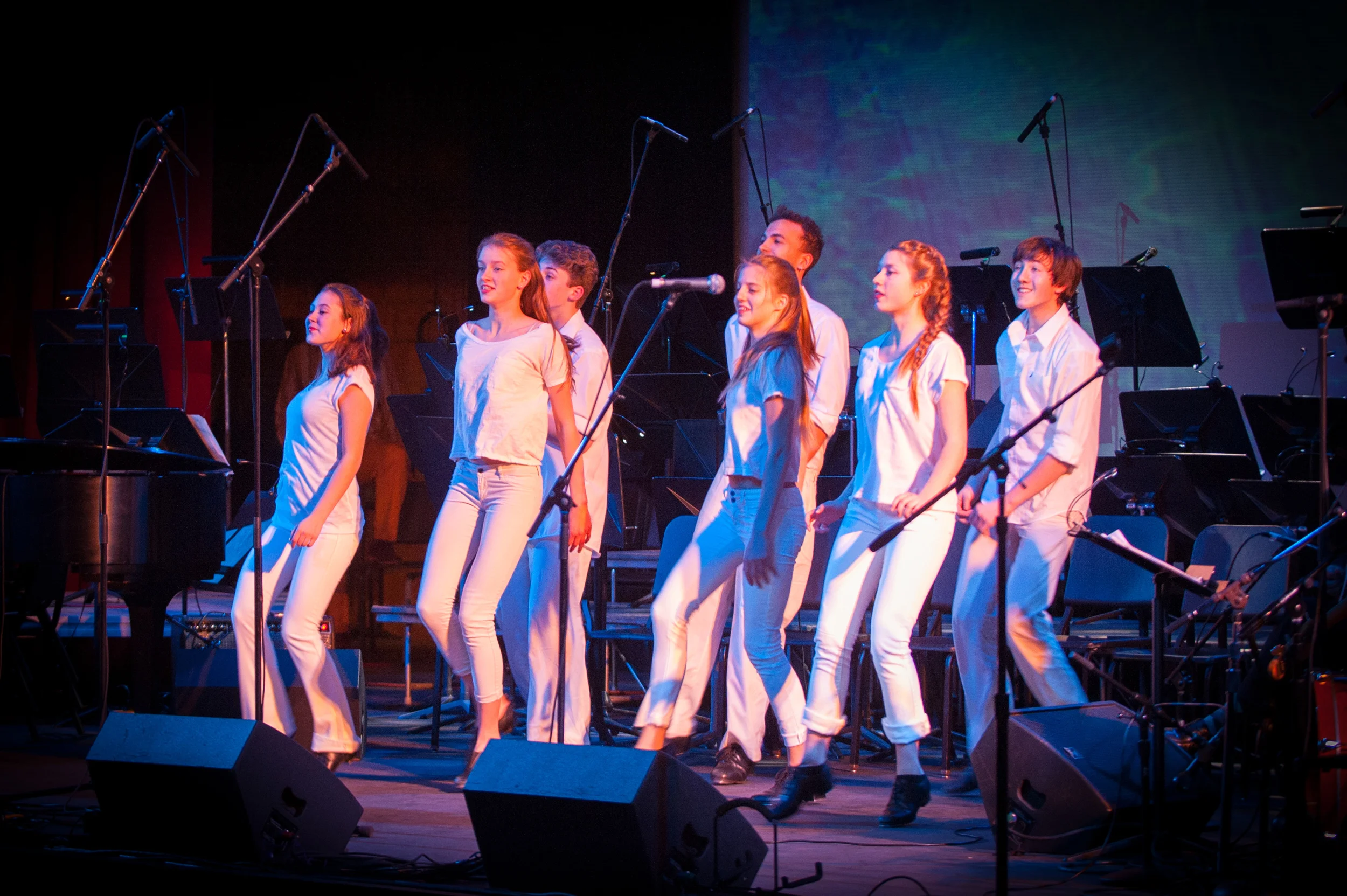 Vanaver Caravan Youth Dance Company, accompanied by Bill Vanaver on banjo