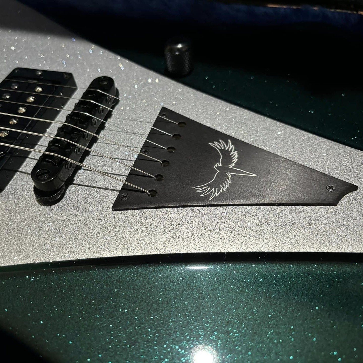 Awesome detail of our custom-etched Raven tailpiece 📸 from our friend Tony

#sullyguitars #builtbyrockandroll #raven