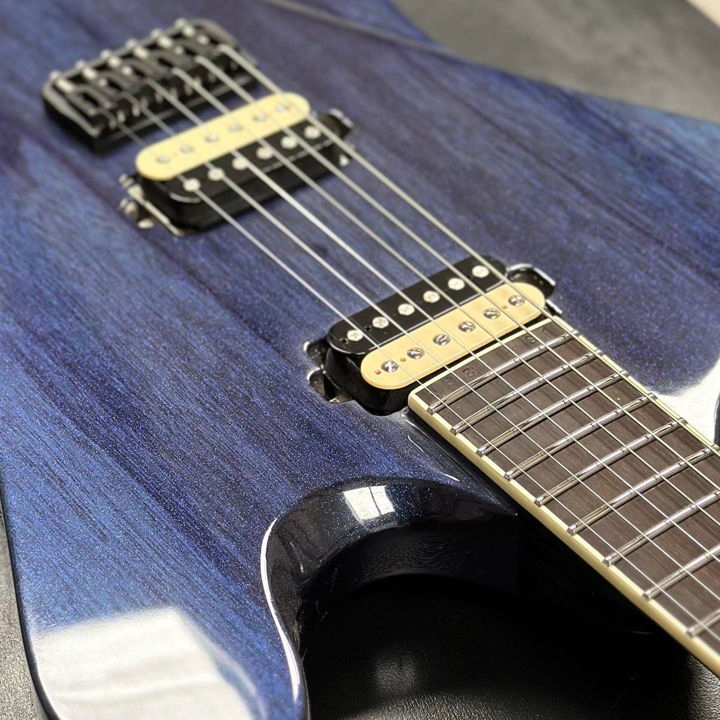 I told you if you were nice I'd post closeups, so... Glamazon 🤝 Shipwreck. Can't hurt to combine 2 of our favorite finishes, right? 

#sullyguitars #builtbyrockandroll #raven #blacklimba #makeitsparkle
