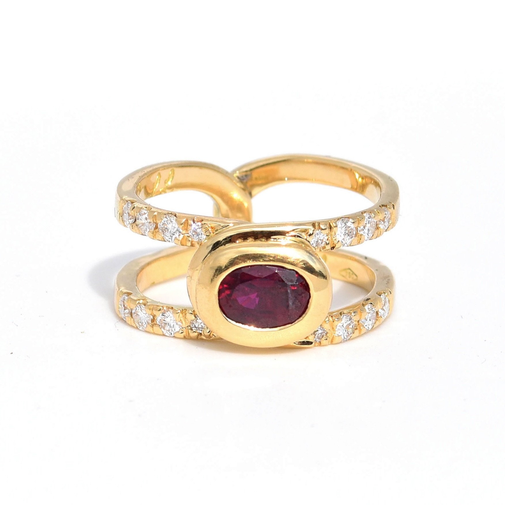 See another variation of the clip ring in 18k Yellow gold featuring a gorgeous Ruby and cut claw pave set on shoulders &hearts;️

Ruby is July&rsquo;s birthstone and the 40th wedding anniversary but also you cab make it any Occassion because this is 