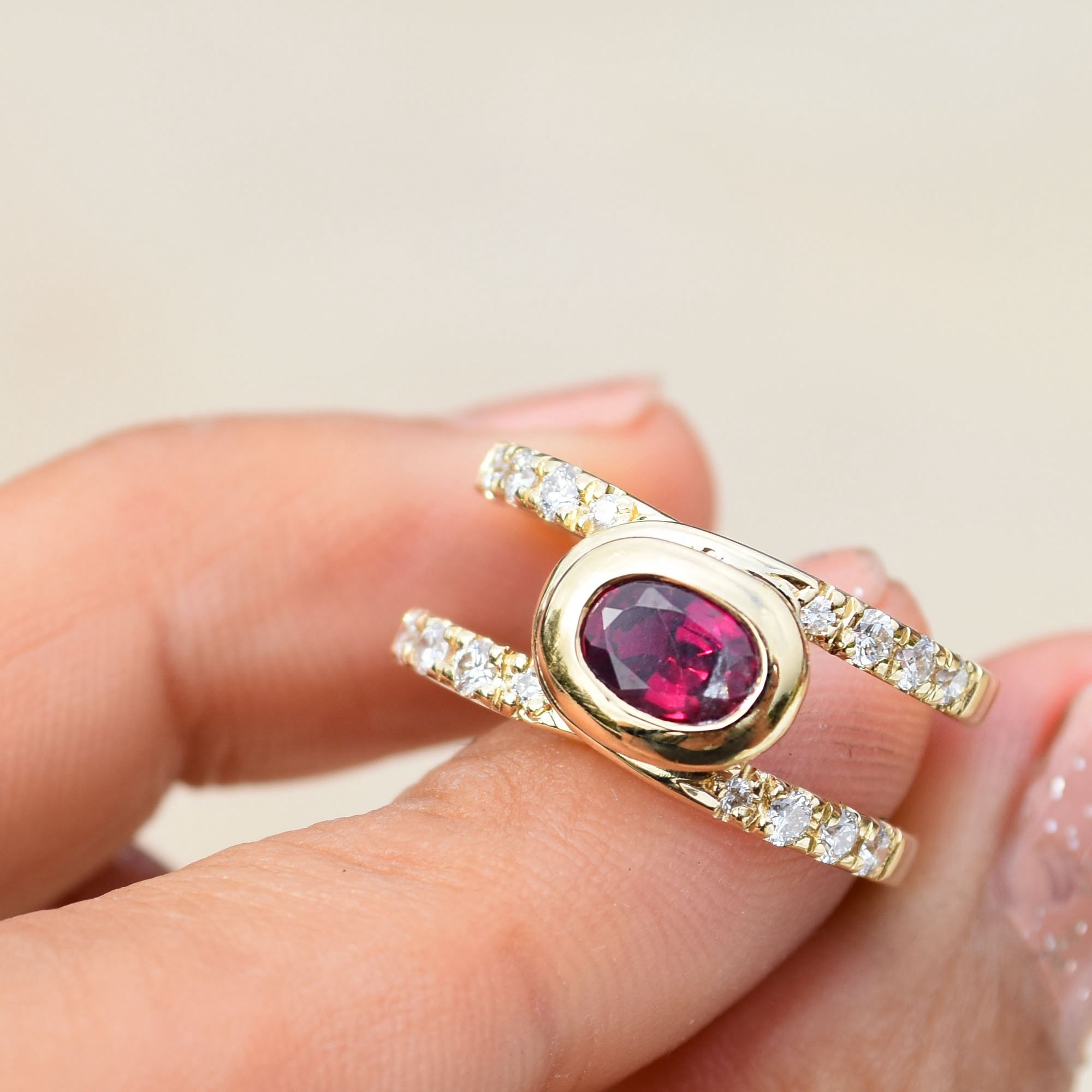 Details of the Clip Ring featuring a gorgeous Ruby set on a wide bezel and With cut claw pav&eacute; set on shoulders 💕 

Design love, design thinking to create unique and different pieces that express your style and personality❣️

Ruby is July&rsqu