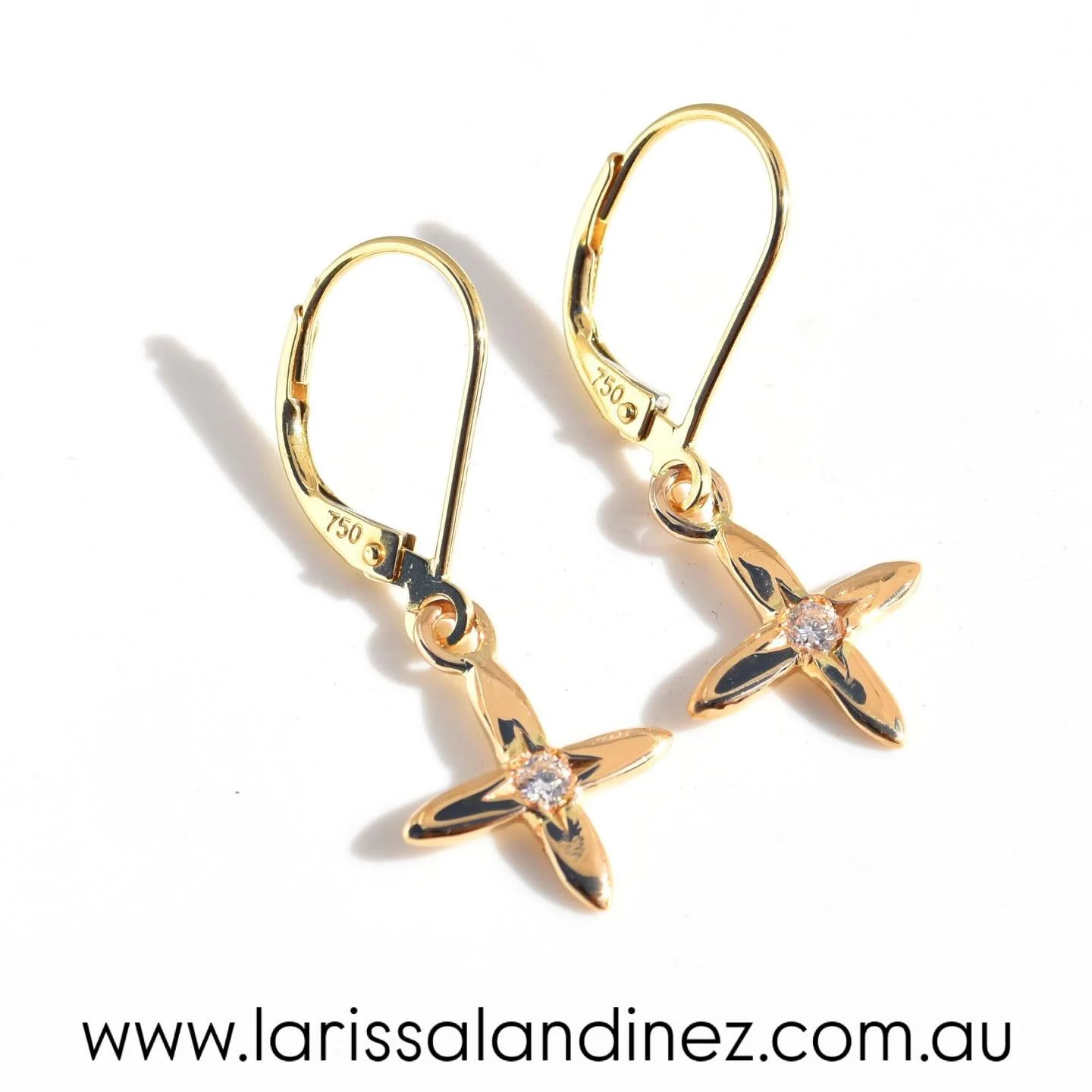 Love this pair of bespoke dangle flower earrings with diamond set as stars 😍in -18k yellow gold- 

Jewellery redesign - remodel your jewellery ❣️ with @larissalandinez 

Enquires: info@larissalandinez.com