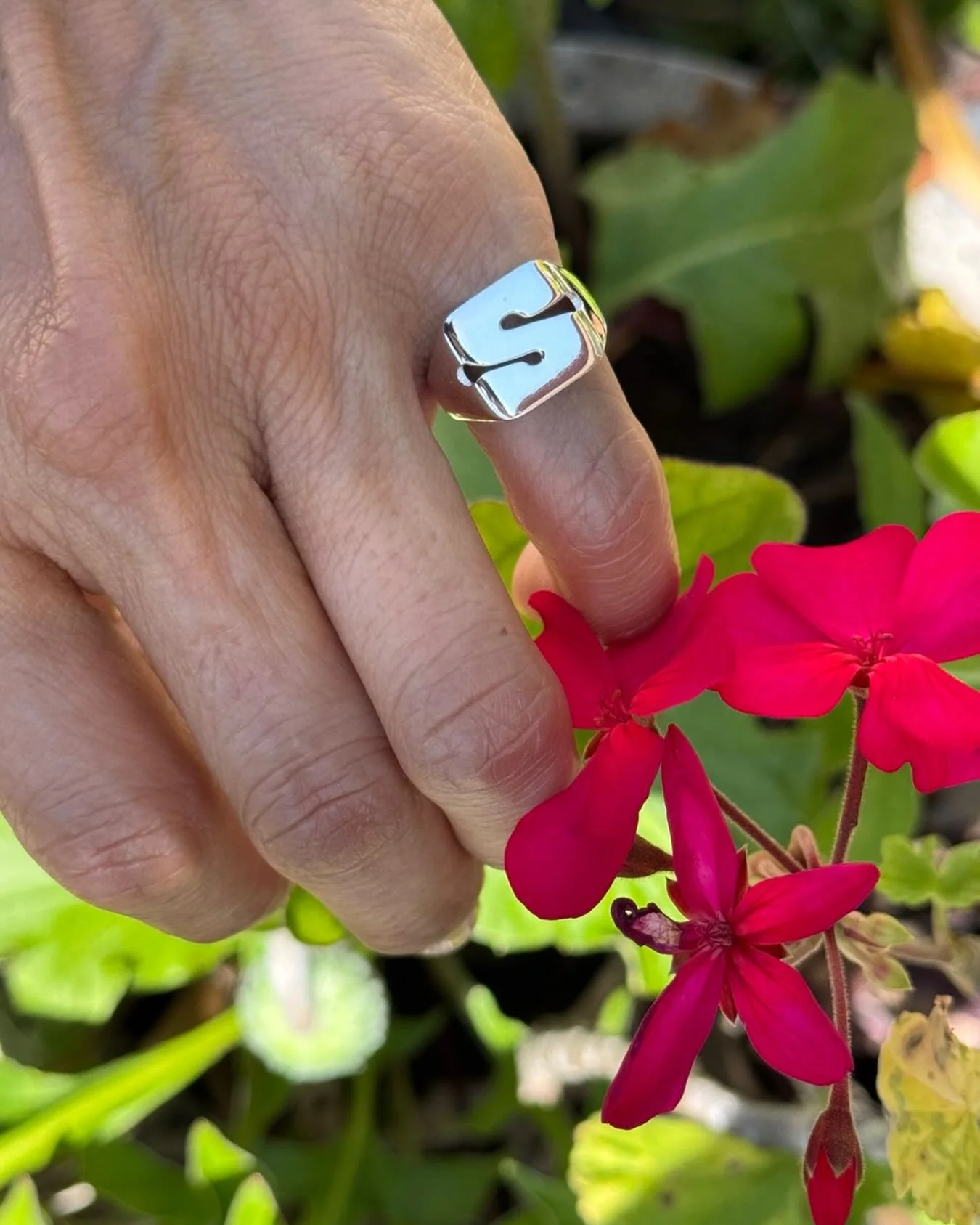 Pinky signet Large initial letter ring 😍😍😍😍😍😍😍

Orders: info@larissalandinez.com

#madetoorder