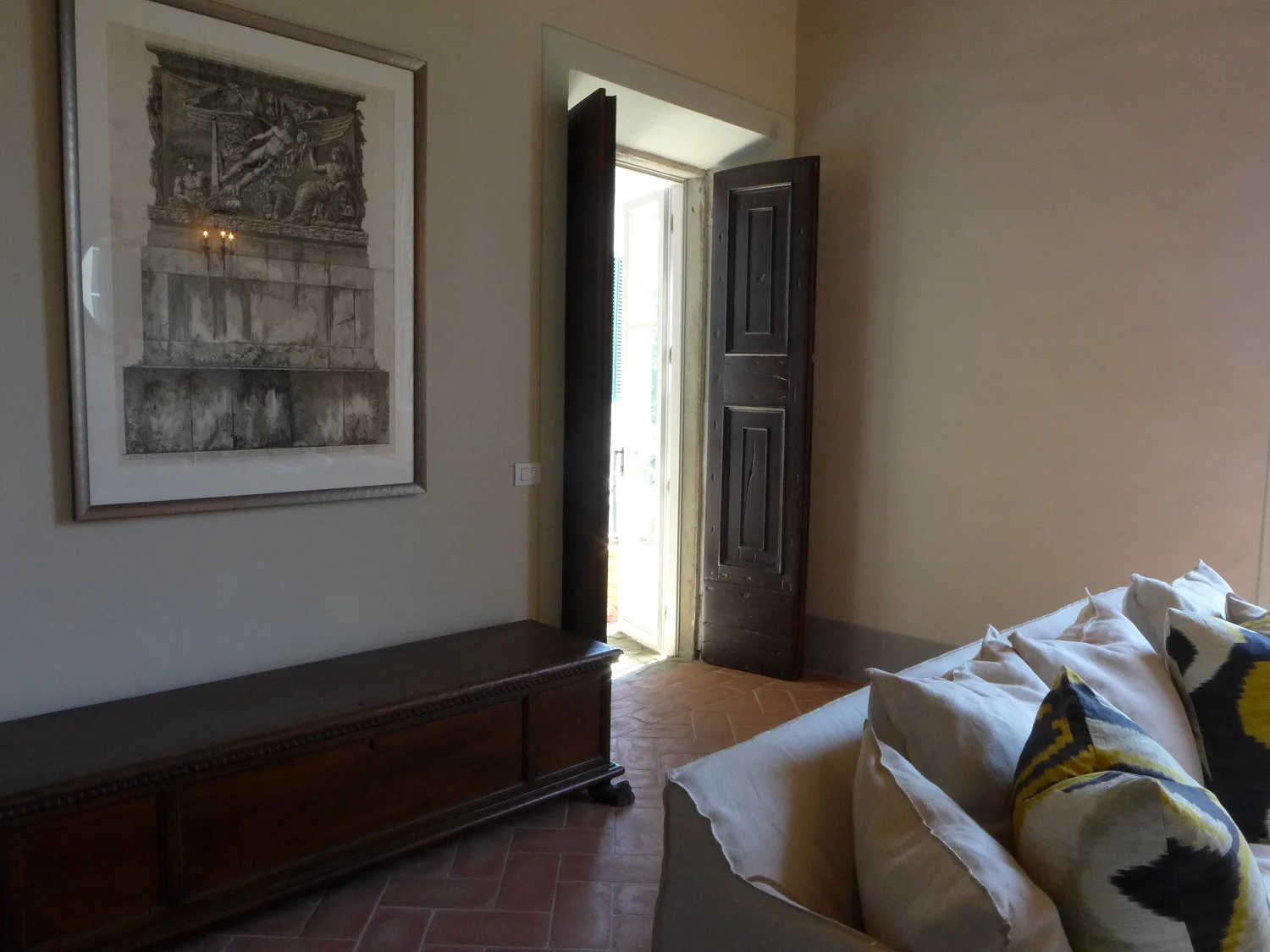 sitting room with access to terrace.JPG