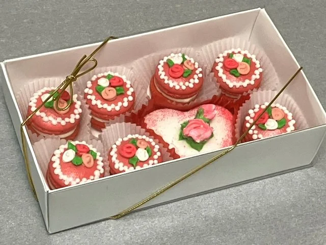 valen 8 macarons 1c.jpeg