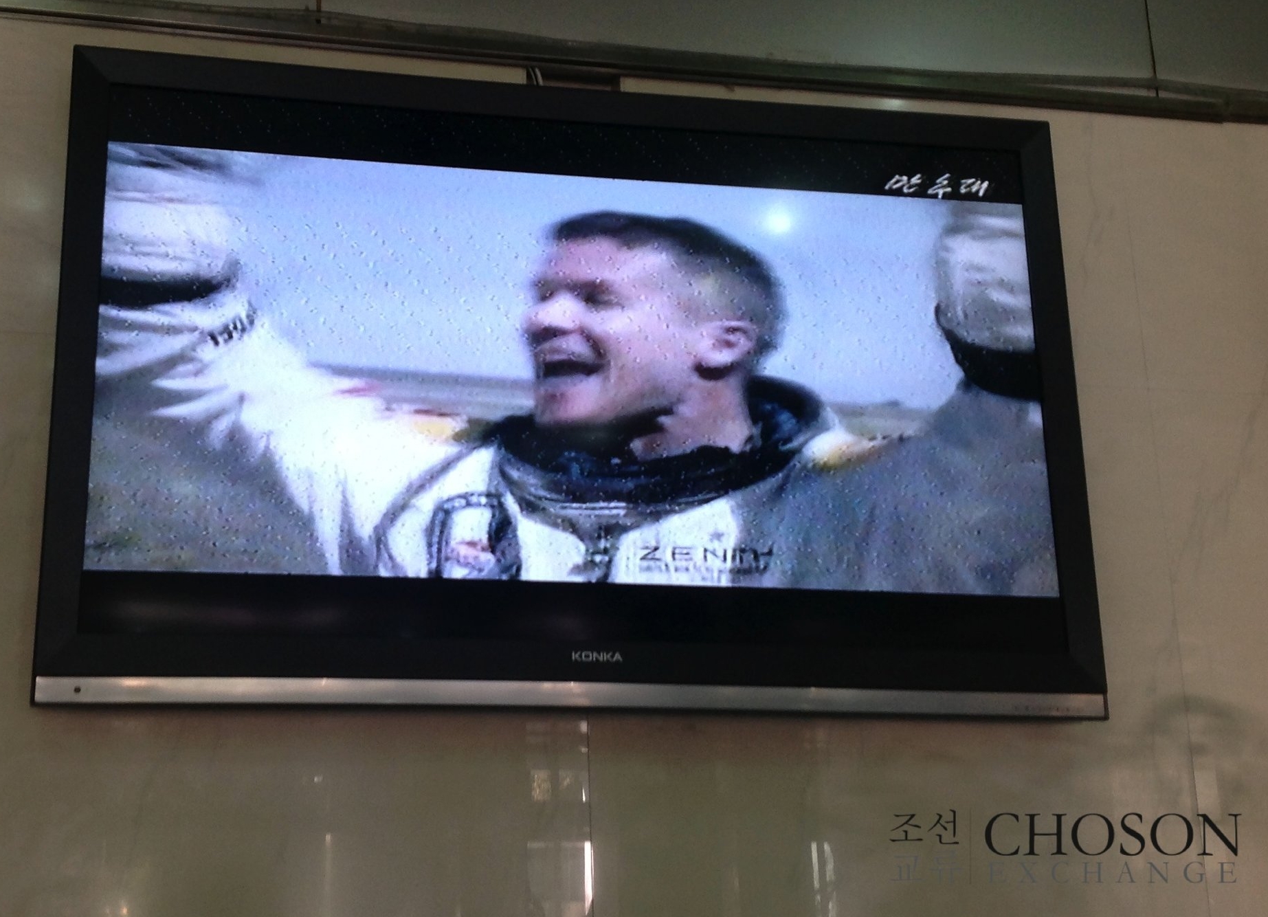 Skydiving from space on Mansudae.