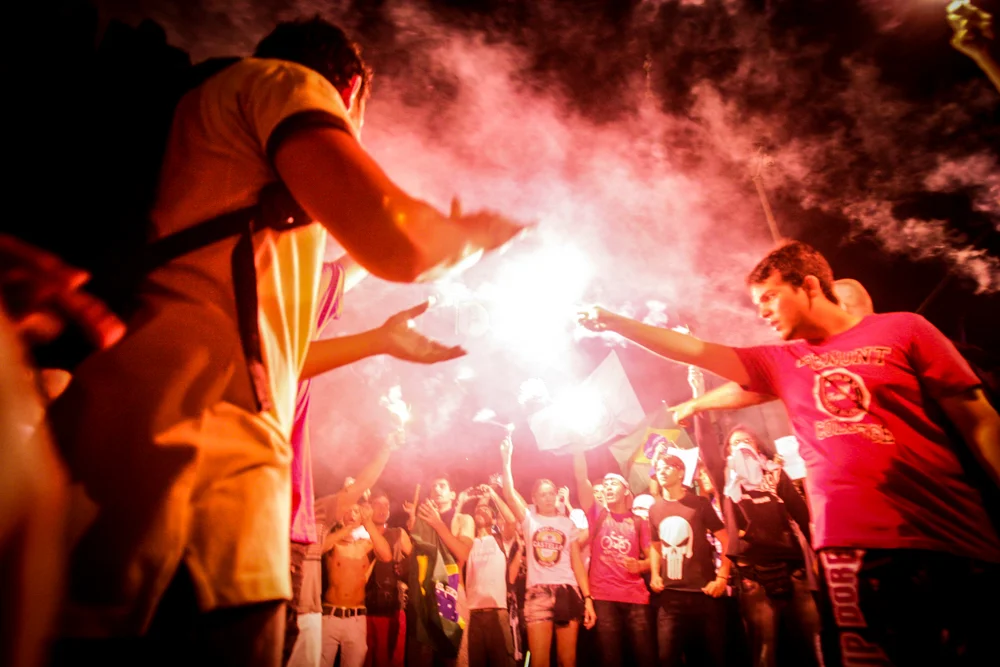 Minifestantes em protesto nas ruas de Fortaleza