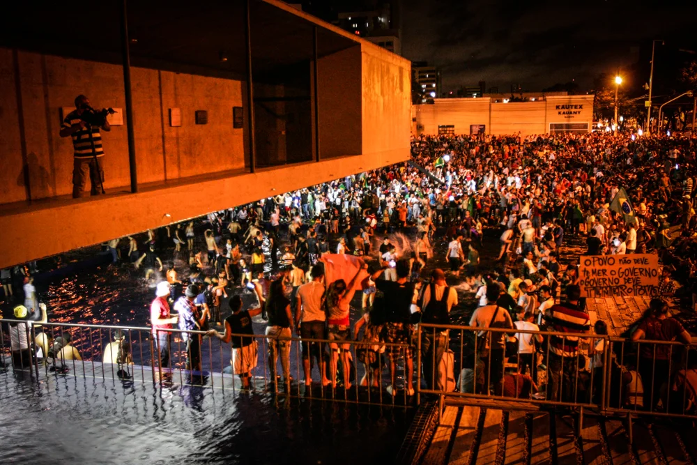 Manifestantes ocuparam o espelho d'água da sede do Goverdo de Fortaleza