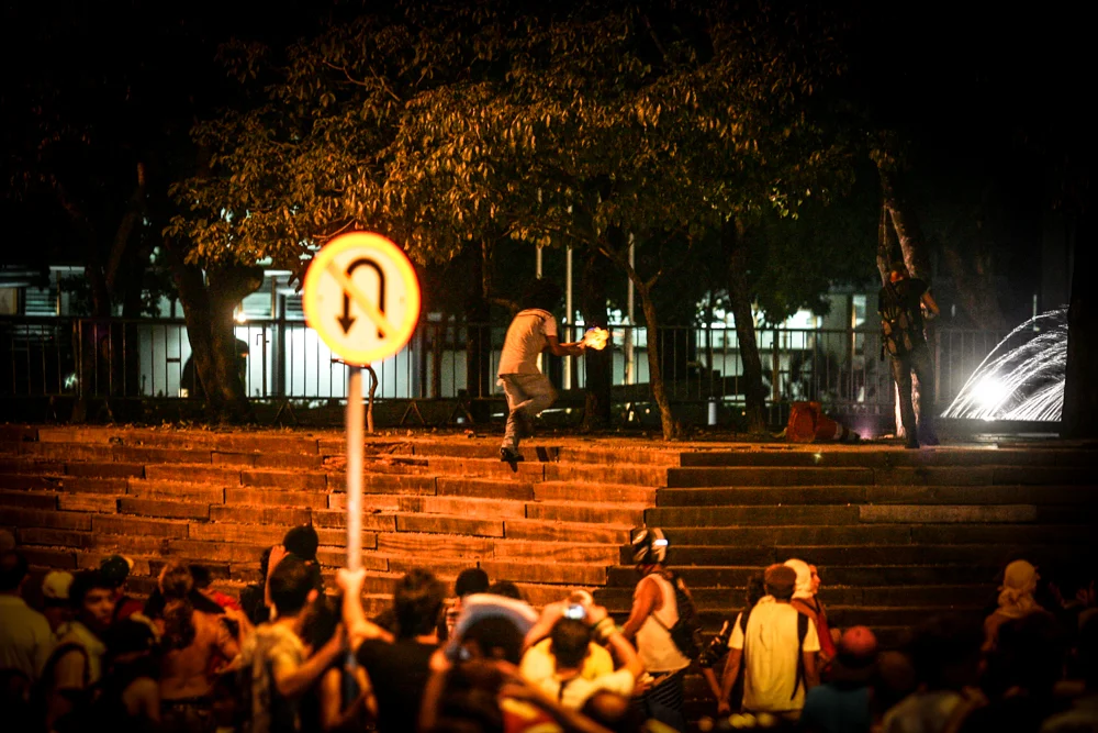 Manifestante com 'coquetel molotov' na sede do Governo de Fortaleza