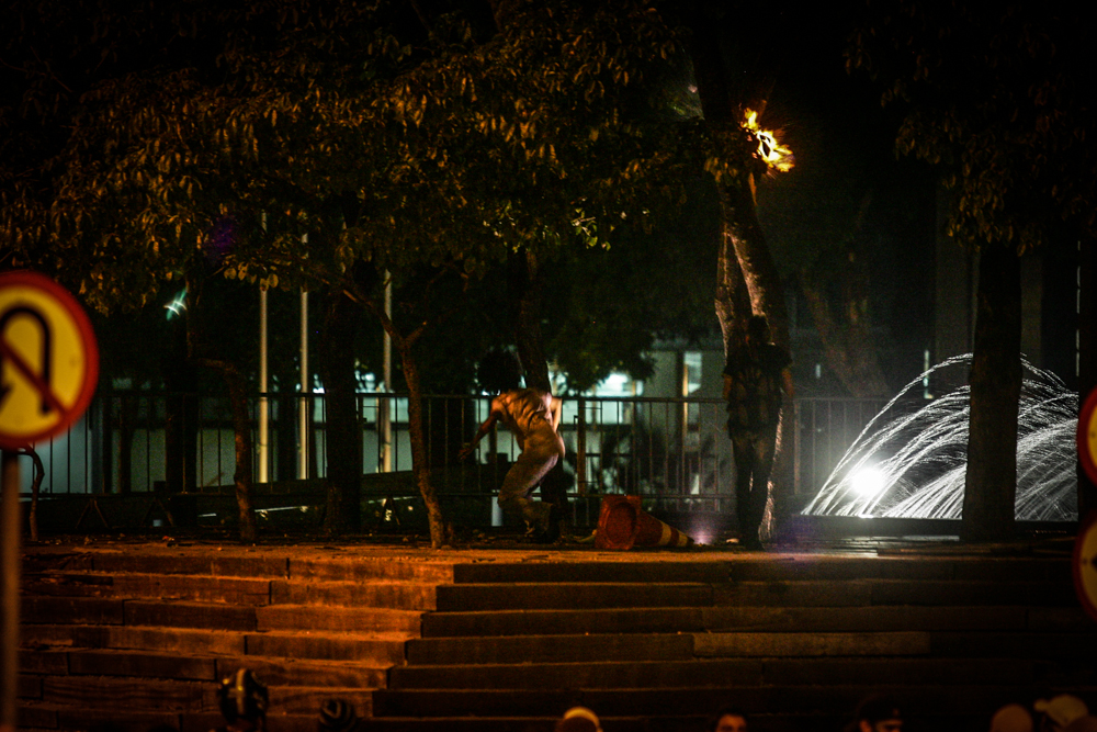 Manifestante arremessando 'coquetel molotov' na sede do Governo de Fortaleza