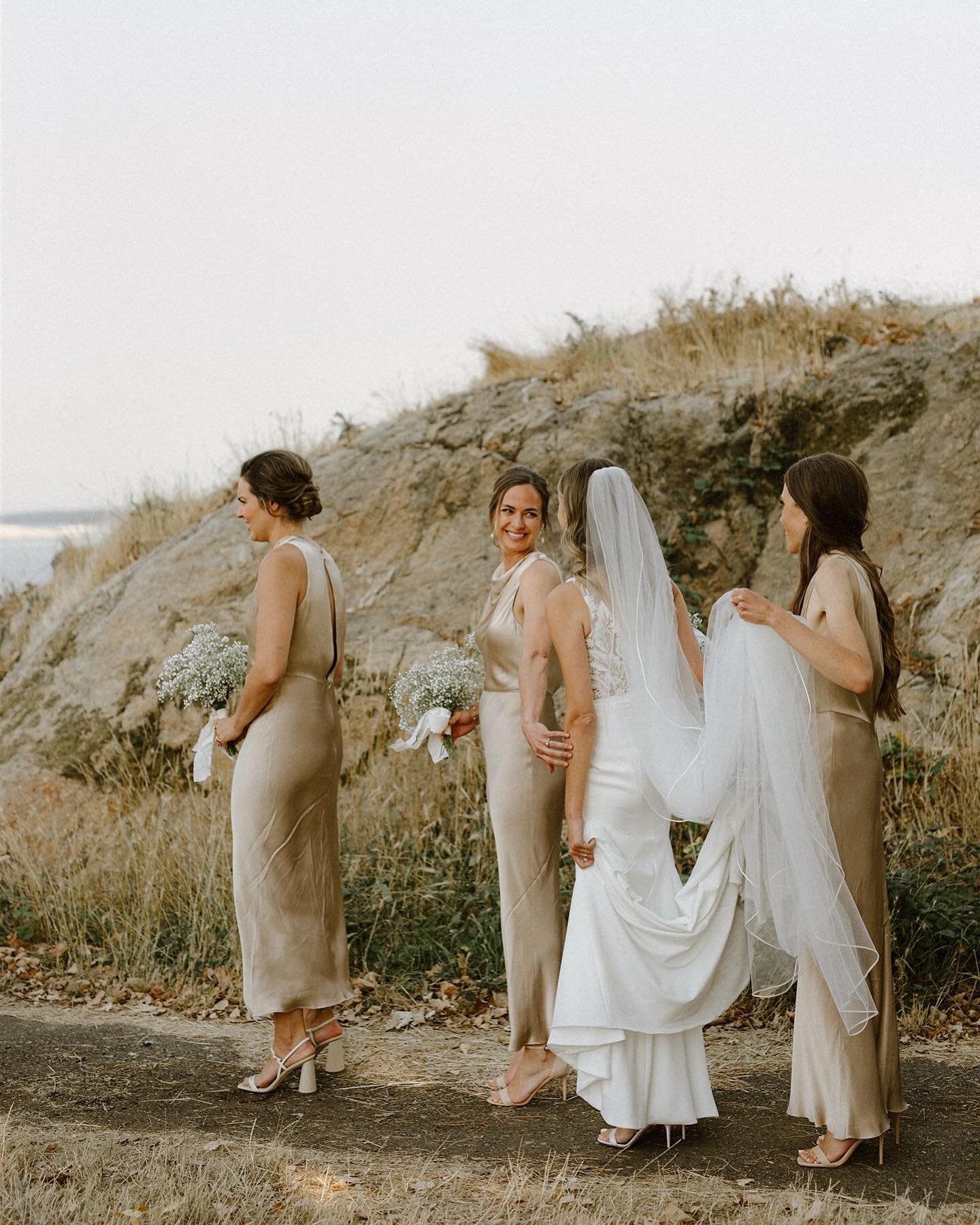 The moment just before the i-do&rsquo;s. I love this sweet capture of Alanna and her besties 

Photography: @kaoverii_silva @kimjayweddings 
Partial Planning + Design: @rockpapersquare 
Floral Design: @rookandrose.weddings
Videography: @cassieoneilwe