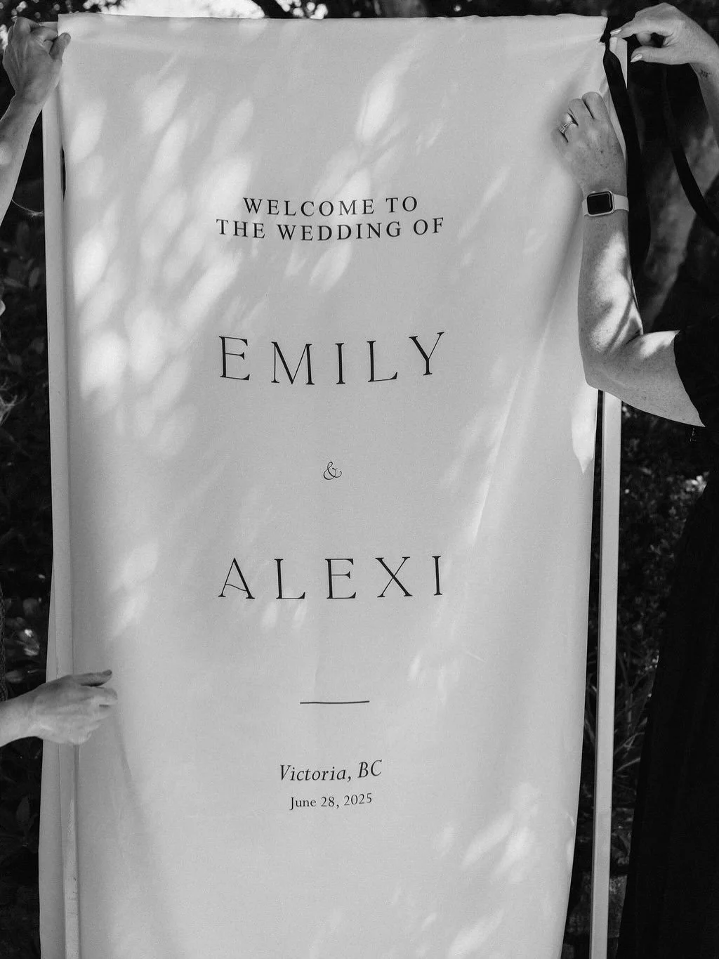 Saying your vows surrounded by your closest loved ones, with the ocean as your backdrop 🤍🌊