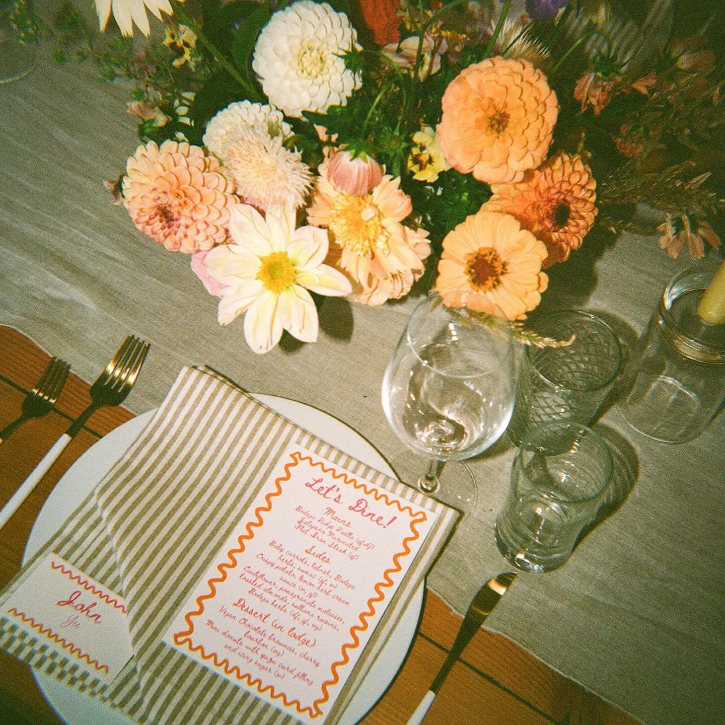 Beautiful details, warm summer air, and tables dressed to celebrate love ☀️ ✨💛 Photography @georgiajohnstonphotography Planning &amp; Design @rockpapersquare Floral Design @keep.floral  Venue @bodegaridge