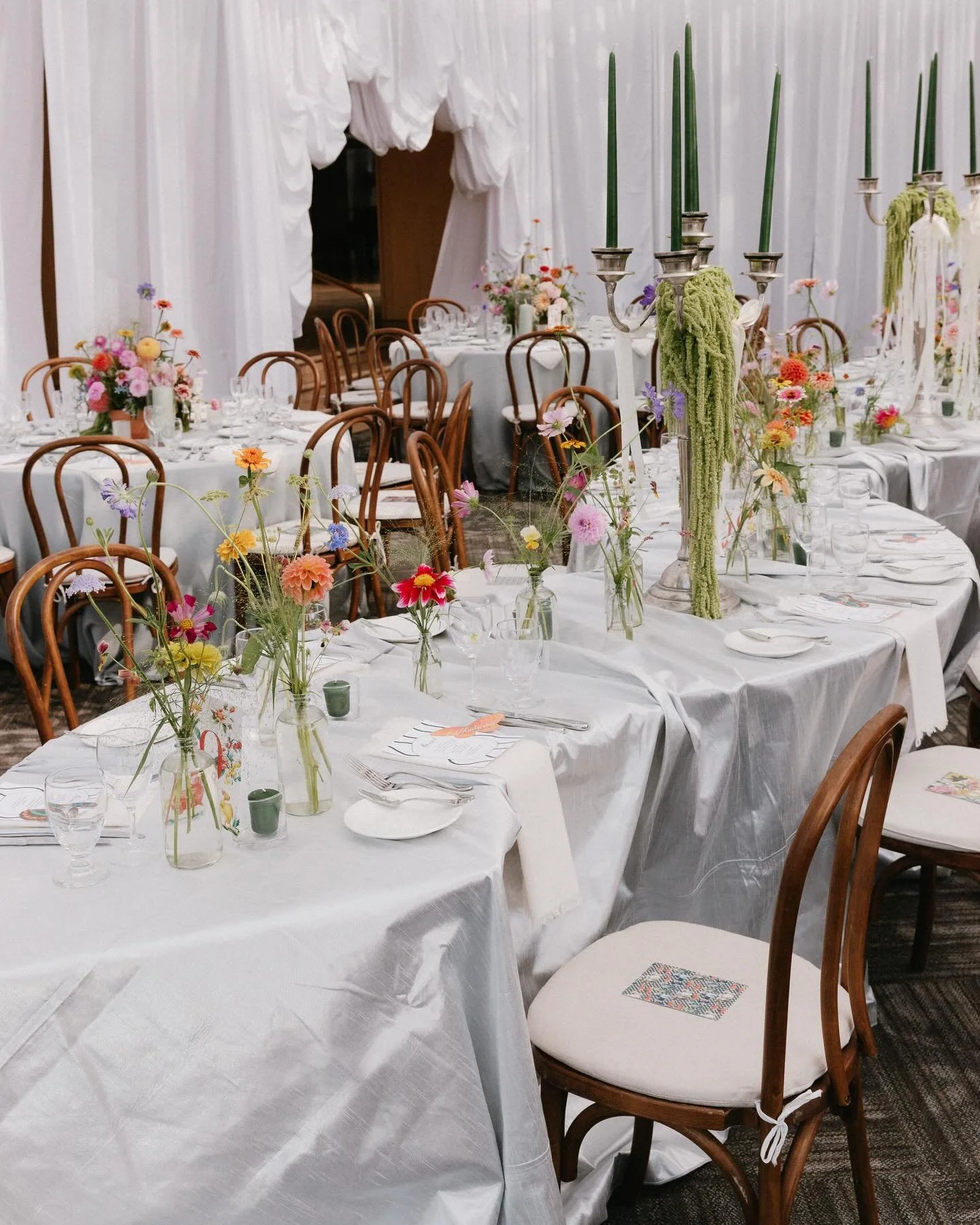 Not every client can handle metallic silver dupioni linens for their wedding&hellip;..but when I find the ones who can, you know I&rsquo;m going lean in ✨  Photography @mariacarerephotography  Planning &amp; Design @rockpapersquare  Floral Design @ke