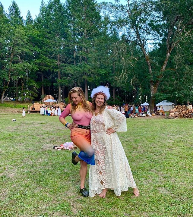 Mommy @crone_of_arc and me do @spiritweavers a few moons ago 🌙 such a great full and dimensional experience🦠🌿💚
&bull;
&bull;
&bull;
#spiritweavers #family #femme #nature #cavejunction #spiritweavers2019 #mother #family #naturemama