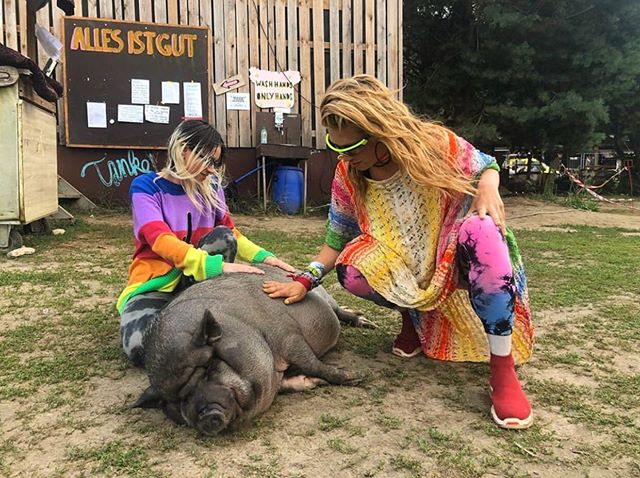 🌈Alles ist gut 🌈
&bull;
With two rainbow mamis @auradecolores and our new best friend Oscar the pig🕸🐖🕸in the funky polish woods of magical @garbicz_festival 🌳🌳🌳
&bull;
&bull;
&bull;
#rainbow #garbiczfestival #garbicz #rainbowbaby #animal #far