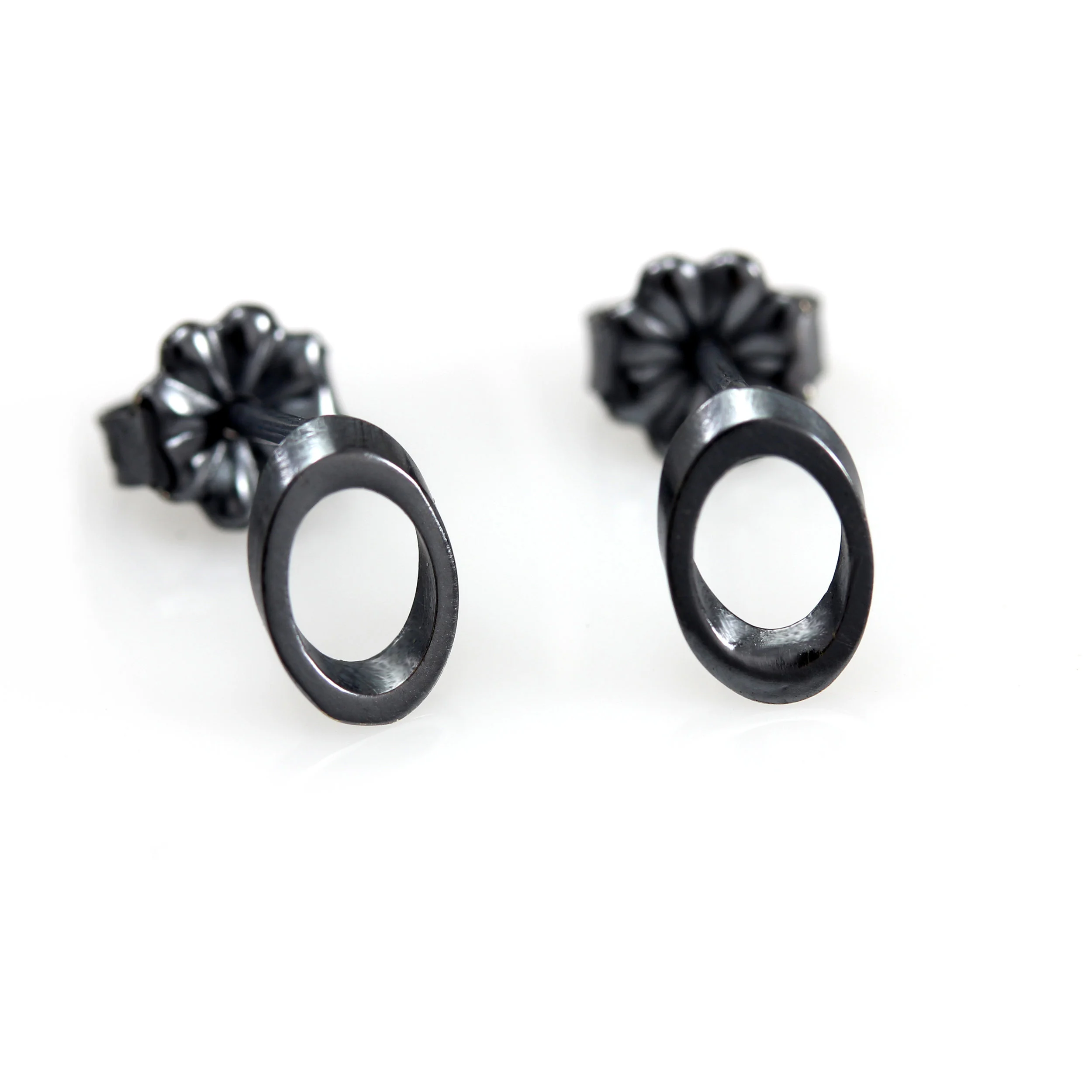 Stud_earrings_oxidized_metalwendler.jpg