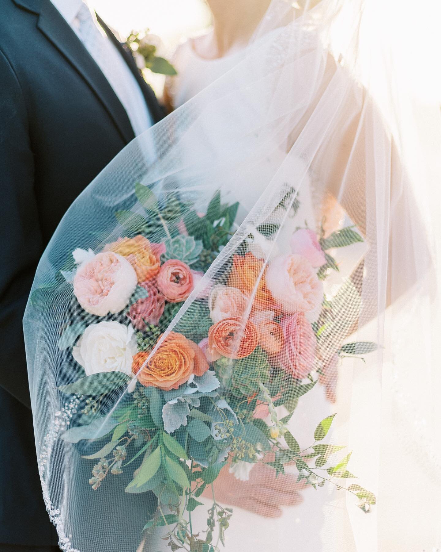 Warmth from the sunlight. Wrapped up in love. Colorful hues. Just a few of my favorite things. Florals: @luxflorist // Planner: @somelikeitclassic // Venue: @thecountryclubatdcranch // Dress/Veil: @brilliantbridal #arizonalove