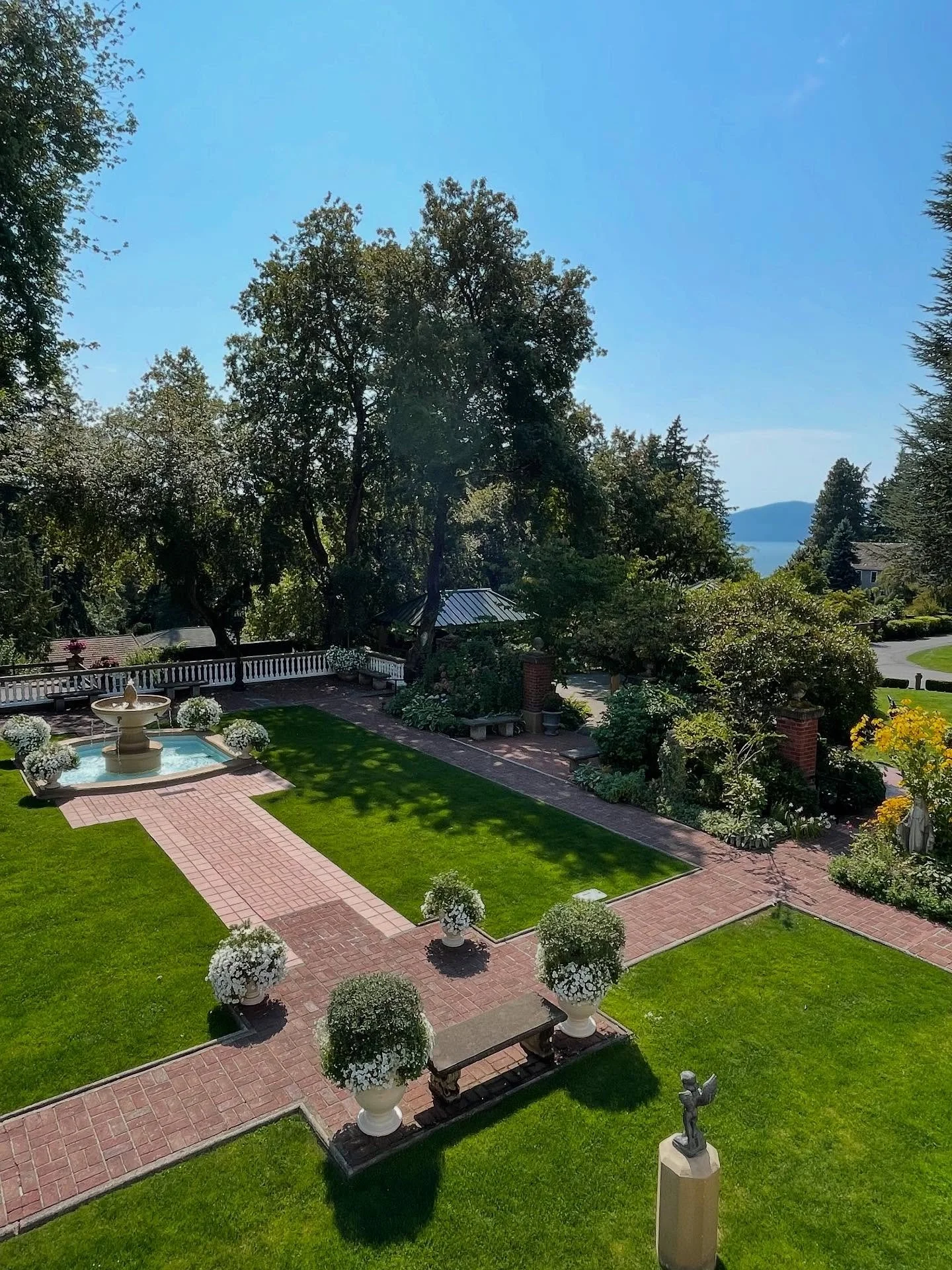 Summertime slides from around the estate ☀️ Enjoy! 

Thank you, Simon! 📸
#lairmontmanor #summer #gardens #fairhaven #pacificnorthwest
