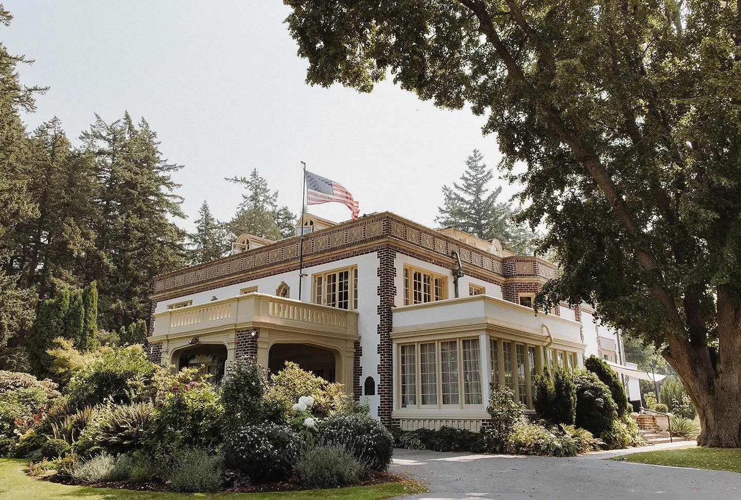 Giving springtime majestic for her hero shot, with gratitude to photographer @brynnakathleensweet for sharing with us. ✨

#fairhaven #historichomes #architecture #gould #washington #beauty #photography #love #venue #flag #stately #homeandgarden