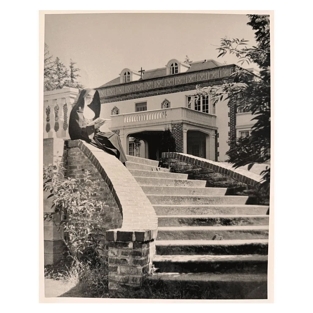Wishing one and all a peaceful weekend filled with sun, nature, exploration and a very Happy Easter 🐇🌷☀️ 

#easter #pacificnorthwest #spring #lairmontmanor