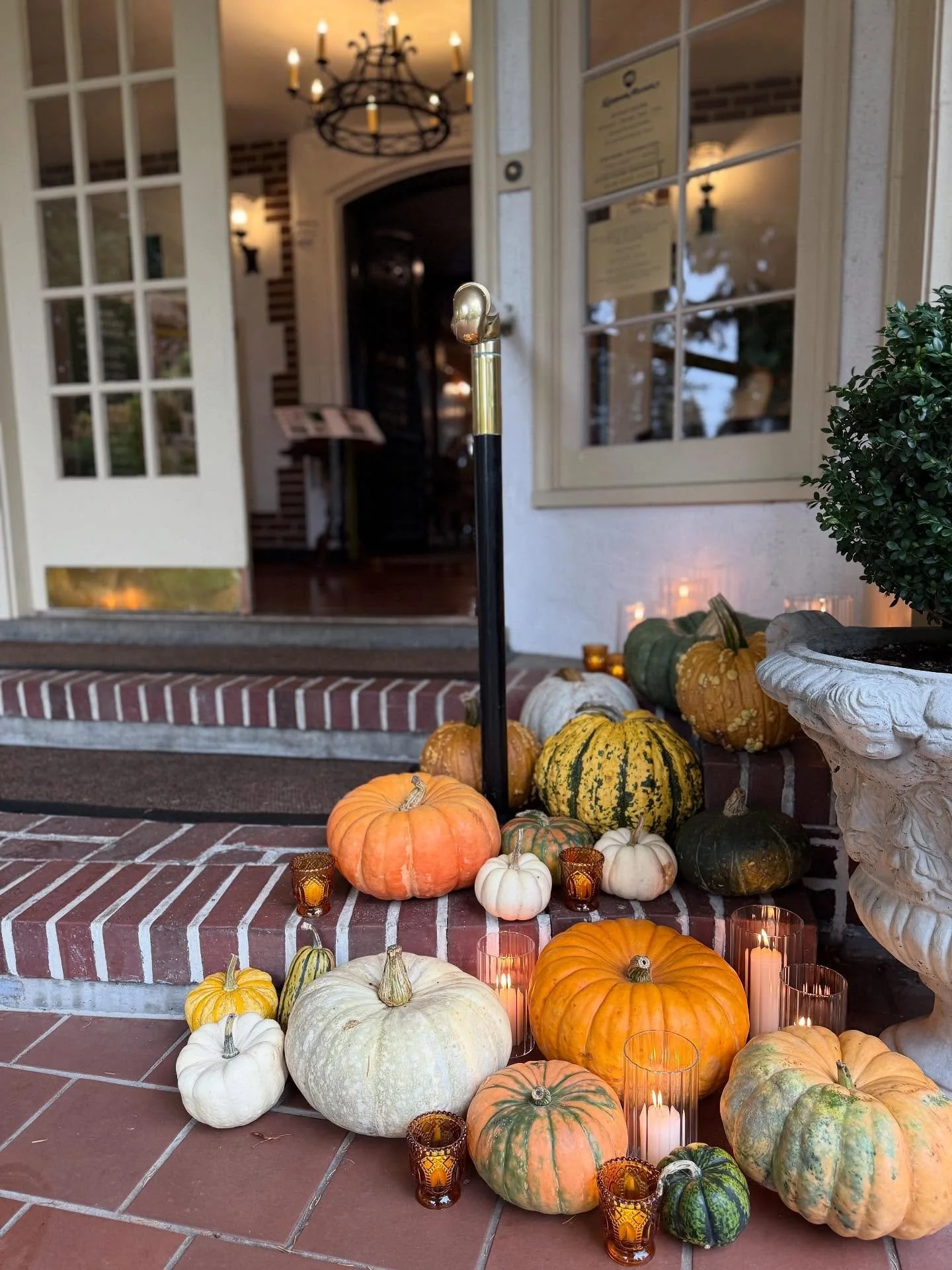 WOW! We had a fantastic day, and it was amazing to welcome so many of you to our Fall Open House. We loved meeting you and your families and chatting about all your plans.

Thank you, Washington Wedding Day, for inviting us to be a part of your state