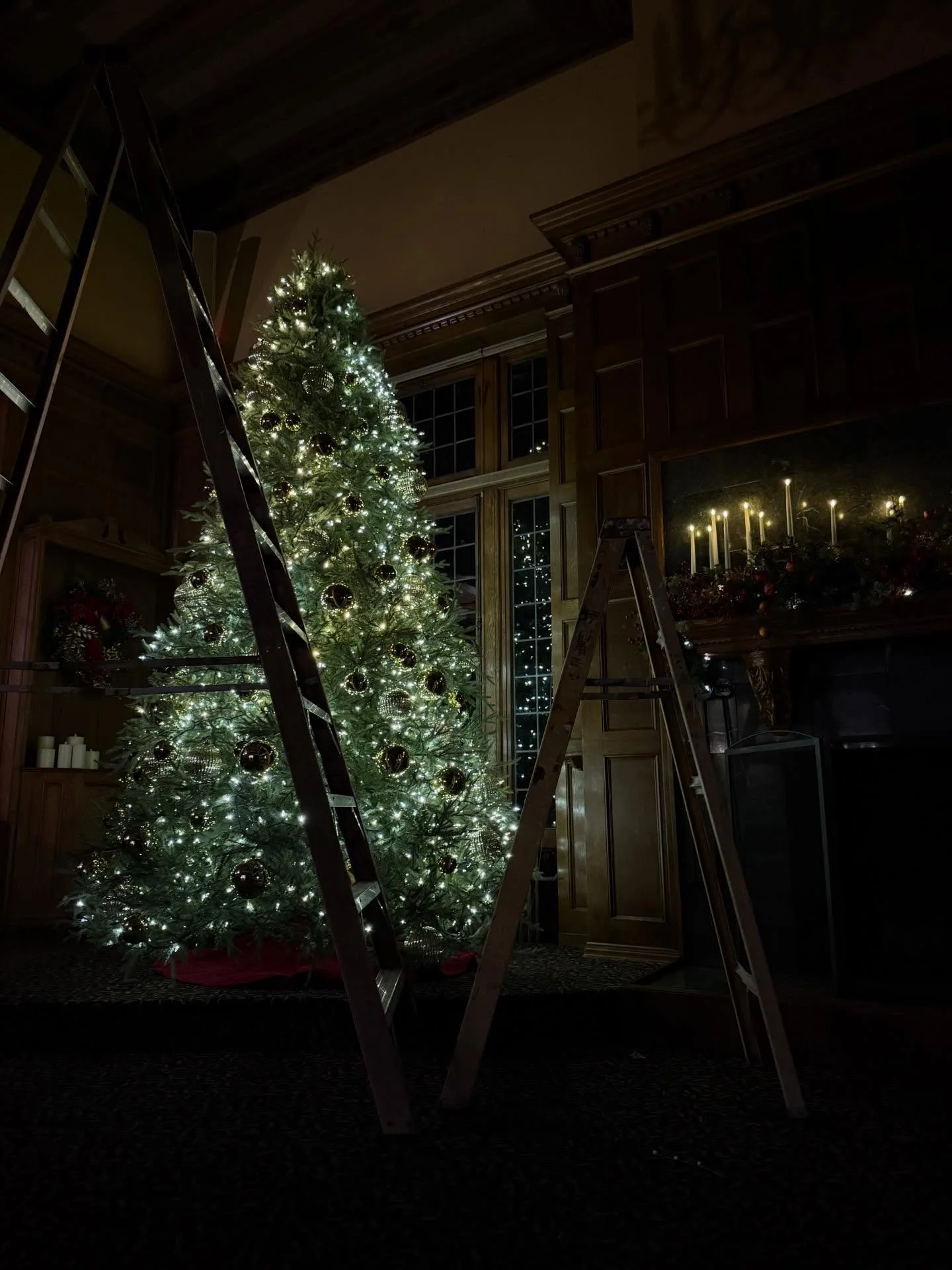 Into the wee small hours of the evening&hellip;the holidays at Lairmont Manor come to life ✨ 

#holidays #lairmontmanor #light