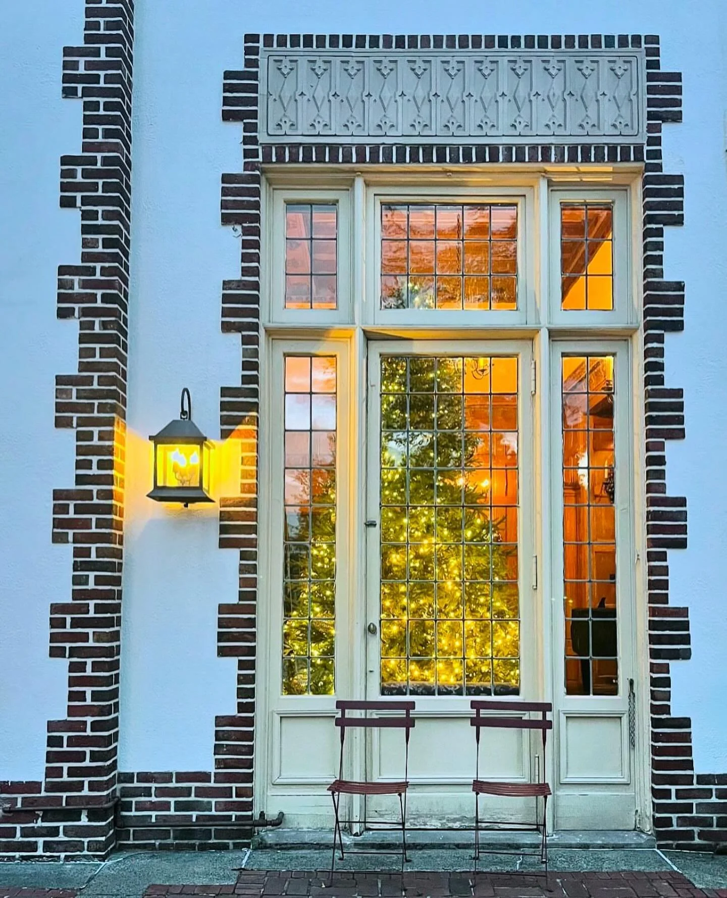 That Lairmont Manor warm holiday glow ✨ 

Photo | @schieckspaces @mackenzieschieck 

 #magic #festive #holidayseason #light