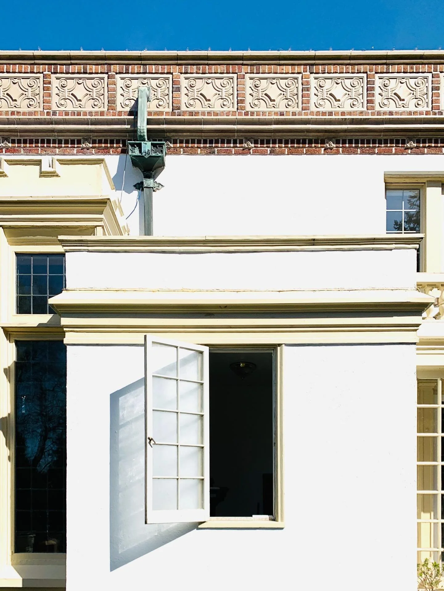 April at Lairmont Manor is springtime refresh time 🌸 There&rsquo;s nothing like that first bit sun and warmth to remind you to let the light in ☀️☔️🌈