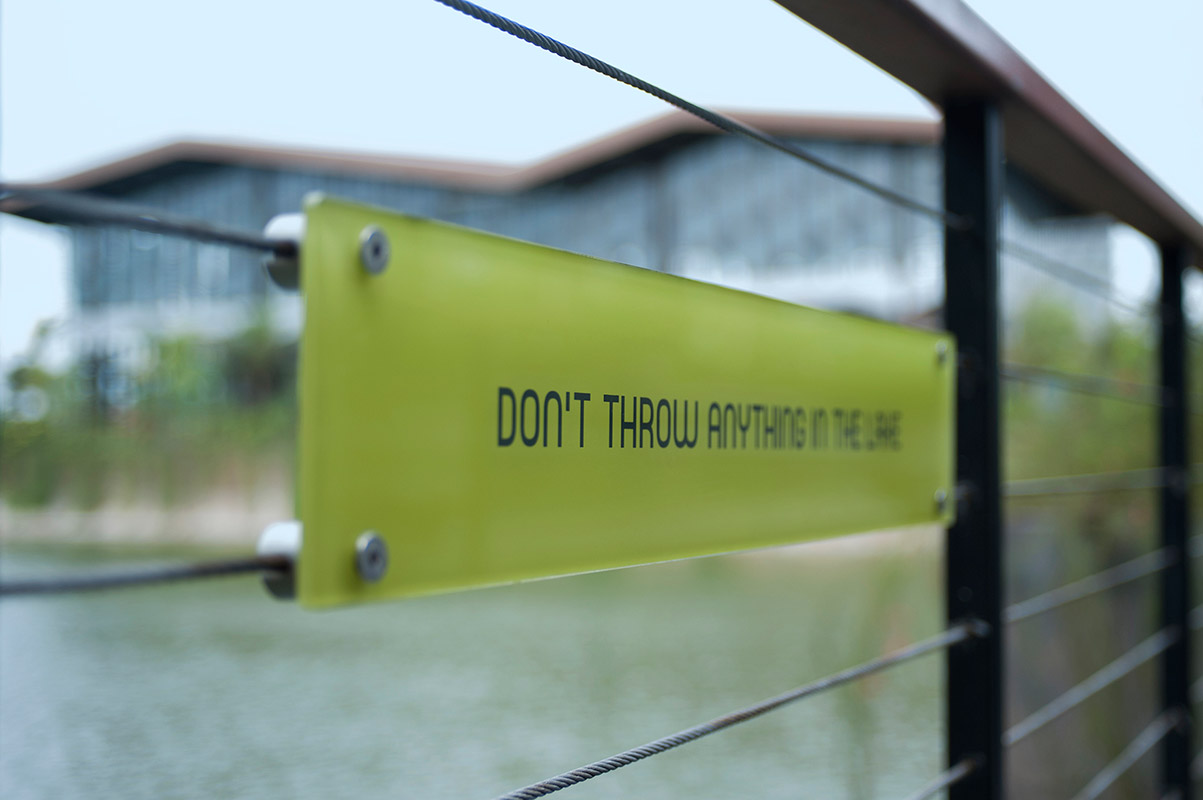 Warning signs placed on the handrails are mounted with stainless steel fittings.