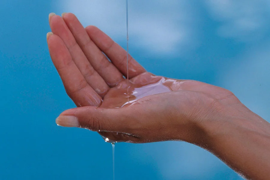 Hands-Pour-900x600.jpg