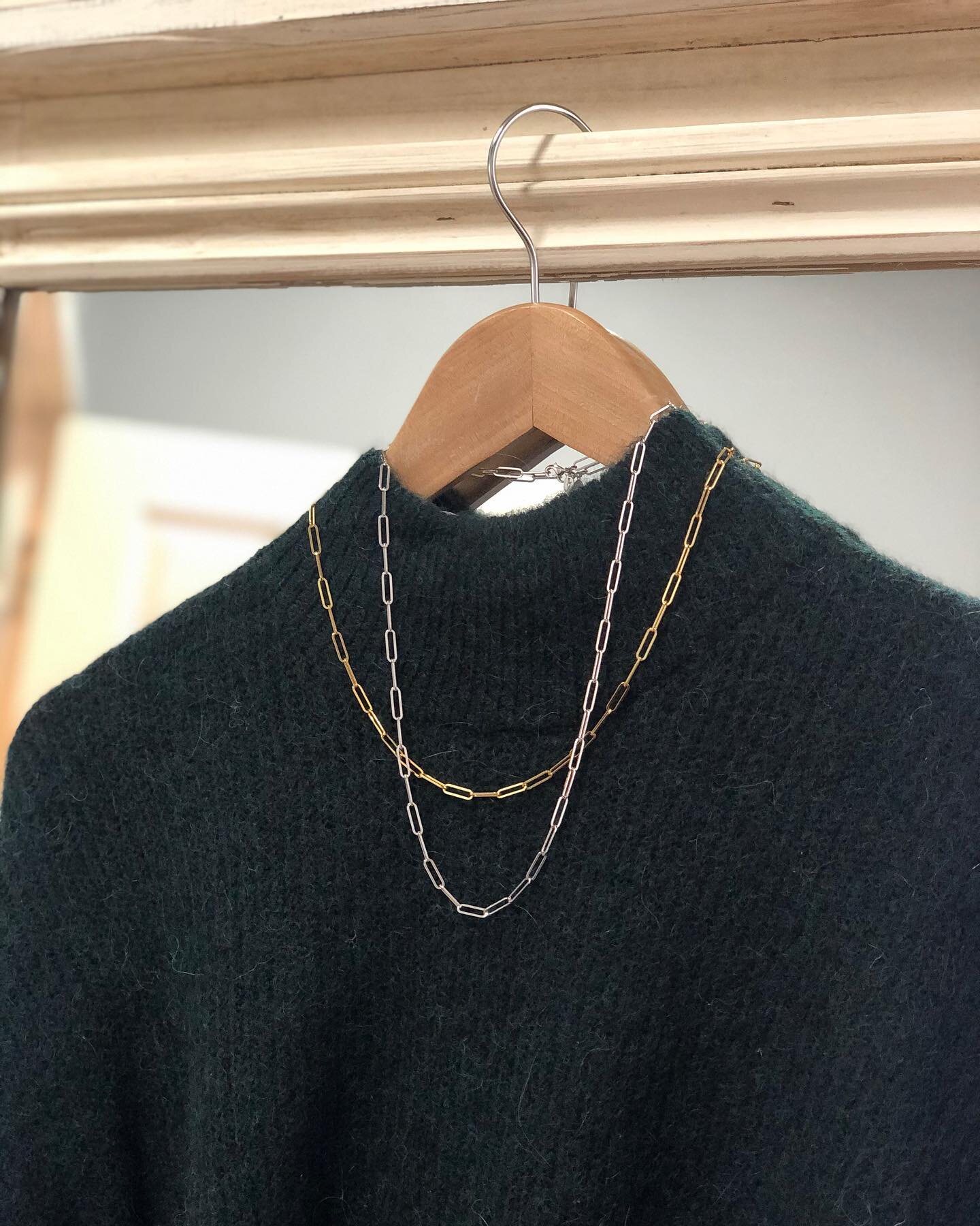 How gorgeous are the fab long link chain necklaces from @screamprettystyle would you want silver or 18k gold plated? 🤩 Looks fab over our chunky @selectedofficial jumper too! 
.
.
.
.
#chain #longlinkchain #necklace #jewellery #wiw #layeringnecklace