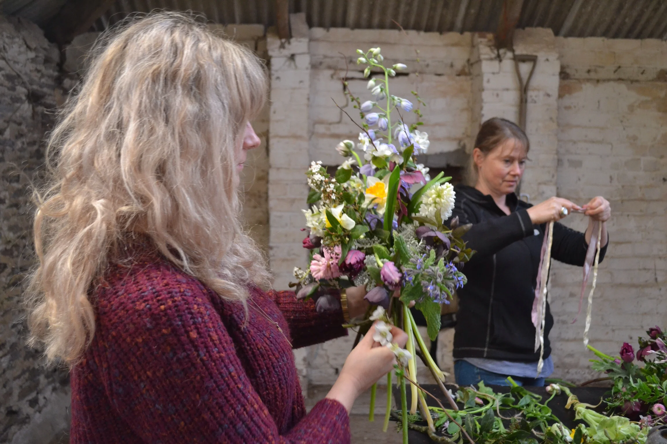 Rock en Rosie Flowers creating her hand-tie and Susanne from The Blue Carrot - amazing to watch these guys work! 