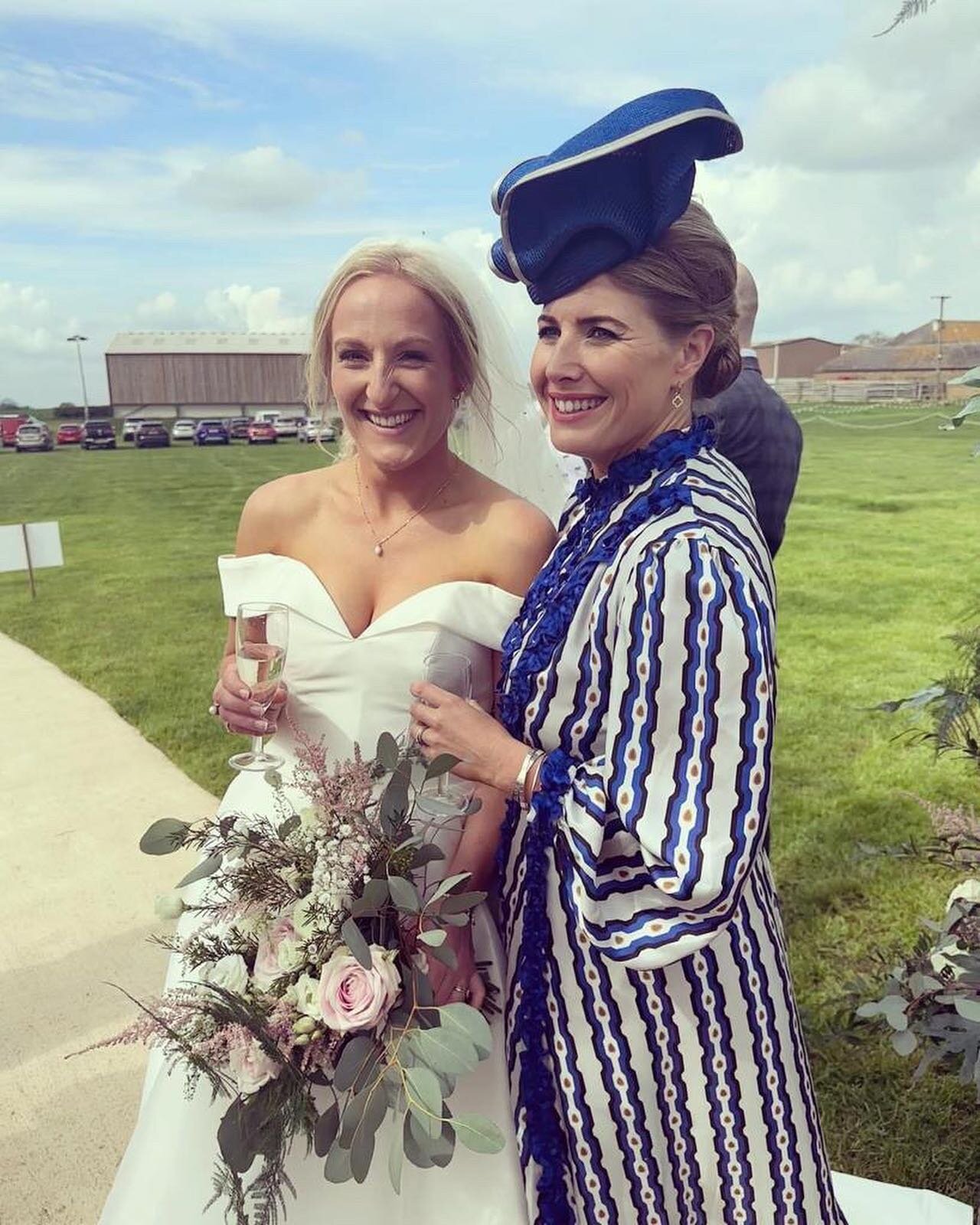 R E P E A T 💙
&ldquo;Re ordered my hat for ascot! Loved wearing it so much&rdquo;
Well quite frankly when it looks this good @fargher1 why not?!

Another fabulous client in their hire, thank you Laura for wearing the Volute Royal with Silver edging 