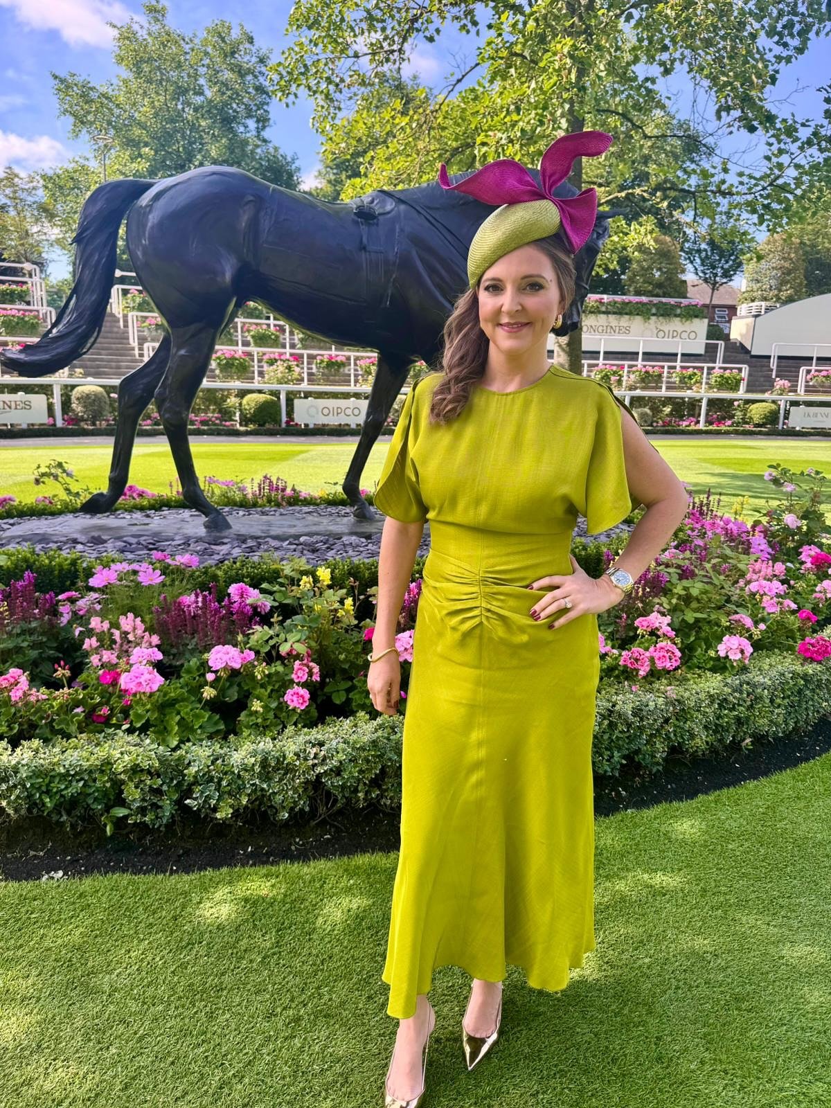 R O Y A L  A S C O T 🐎 👒 🎩 
D a y 2
My most favourite colour combo and @ginabryce11 nailed it! Doesn&rsquo;t Gina look incredible in our SNAPDRAGON headpiece 💚🩷
Thank you @nickymalonepr 
#camillarosemillinery #mycamillarose #camillarosehathire #