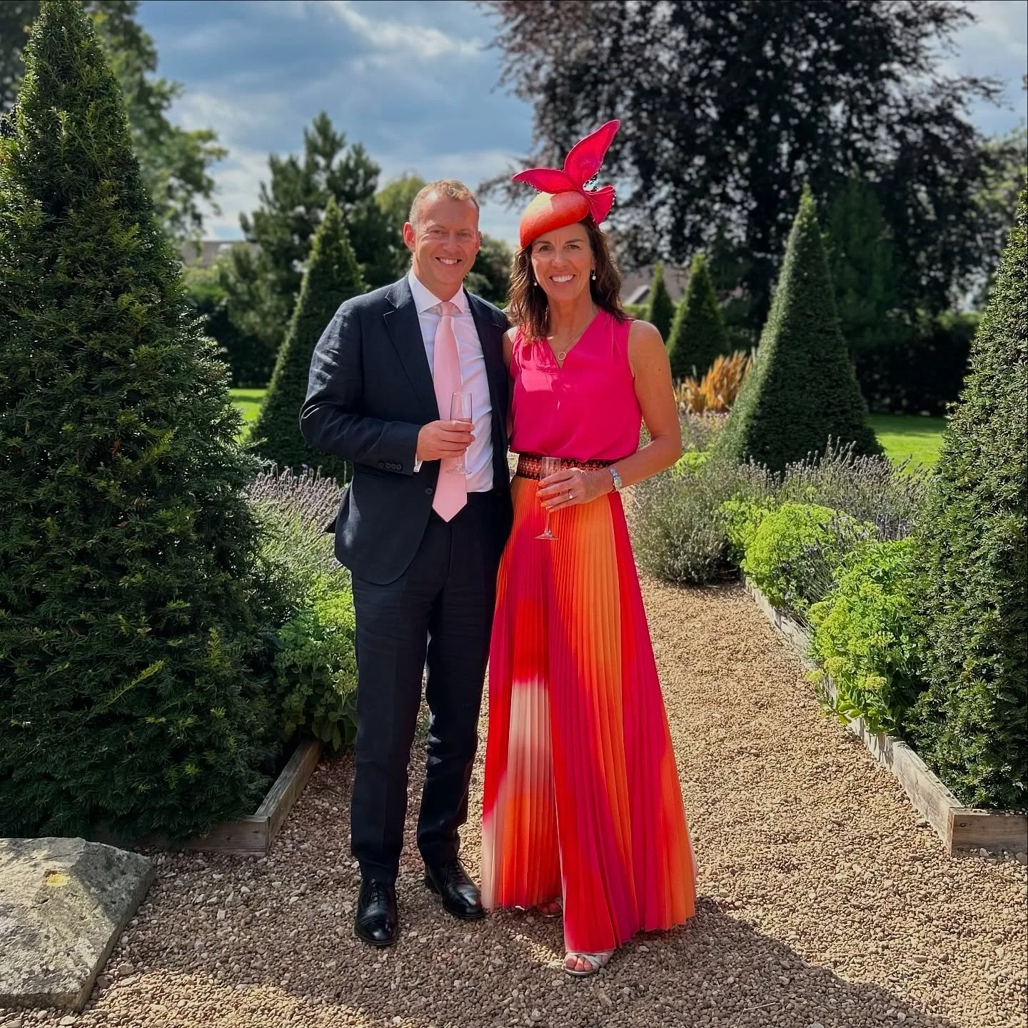 W E D D I N G 💗
What an incredible wedding outfit! The beautiful @sascraven in our SNAPDRAGON in ombr&eacute;, just the most perfect combination 🩷❤️🧡
#camillarosemillinery #handmadehats #britishhatguild #mycamillarose #ombreheadpiece @britishhatgu