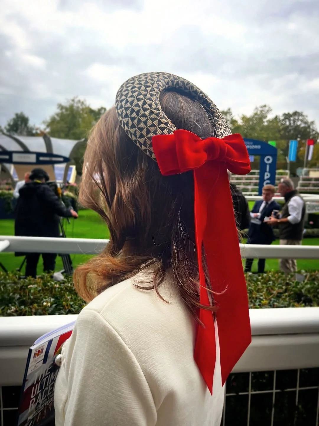 BRITISH CHAMPIONS DAY 🐎 
The beautiful @alyvance1 stunning in our CHEVRON headband in Poppy ❤️
@nickymalonepr 
@britishhatguild 
#camillarosemillinery #presenter #britishchampionsday #ascotraces #royalascot #hats #milliner #millinery handmade #hathi
